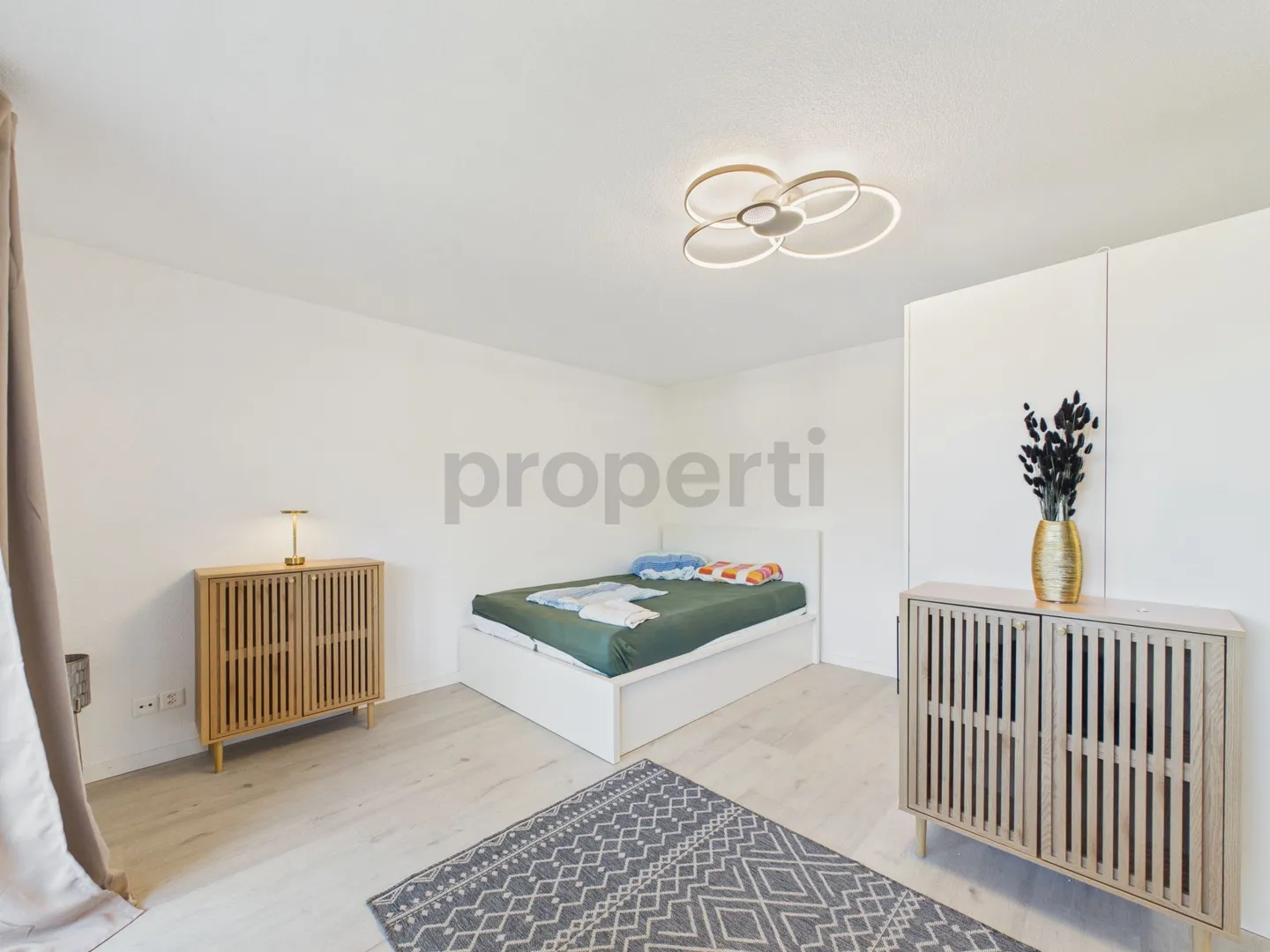 Rénové avec soin, meublé avec style et place de parking privée incluse - Photo 2 sur 6