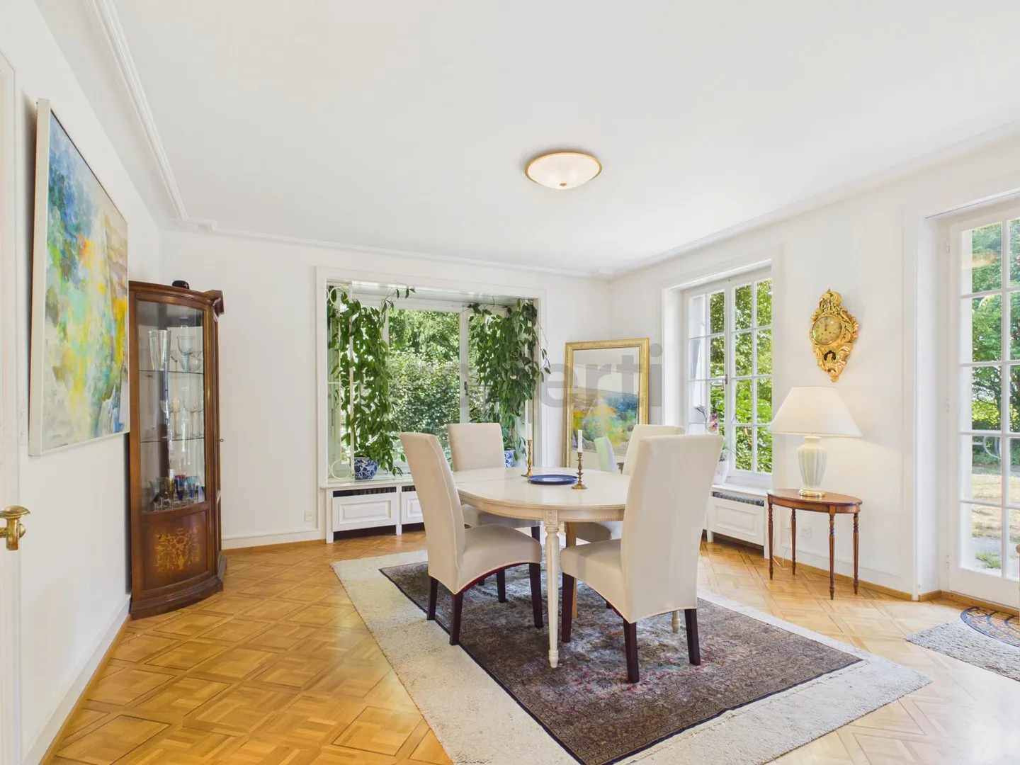Discret de l'extérieur. Une villa très privée de 7,5 pièces avec une grande piscine et un beau jardin - Photo 2 sur 6