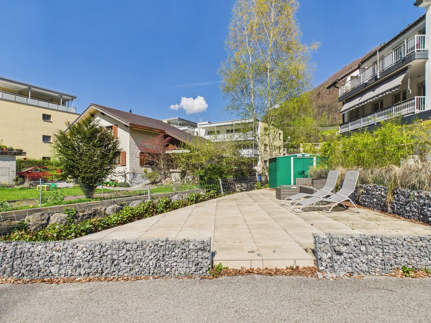 Vivere moderno con ingresso separato e ampio spazio per sedersi - Foto 9 di 13