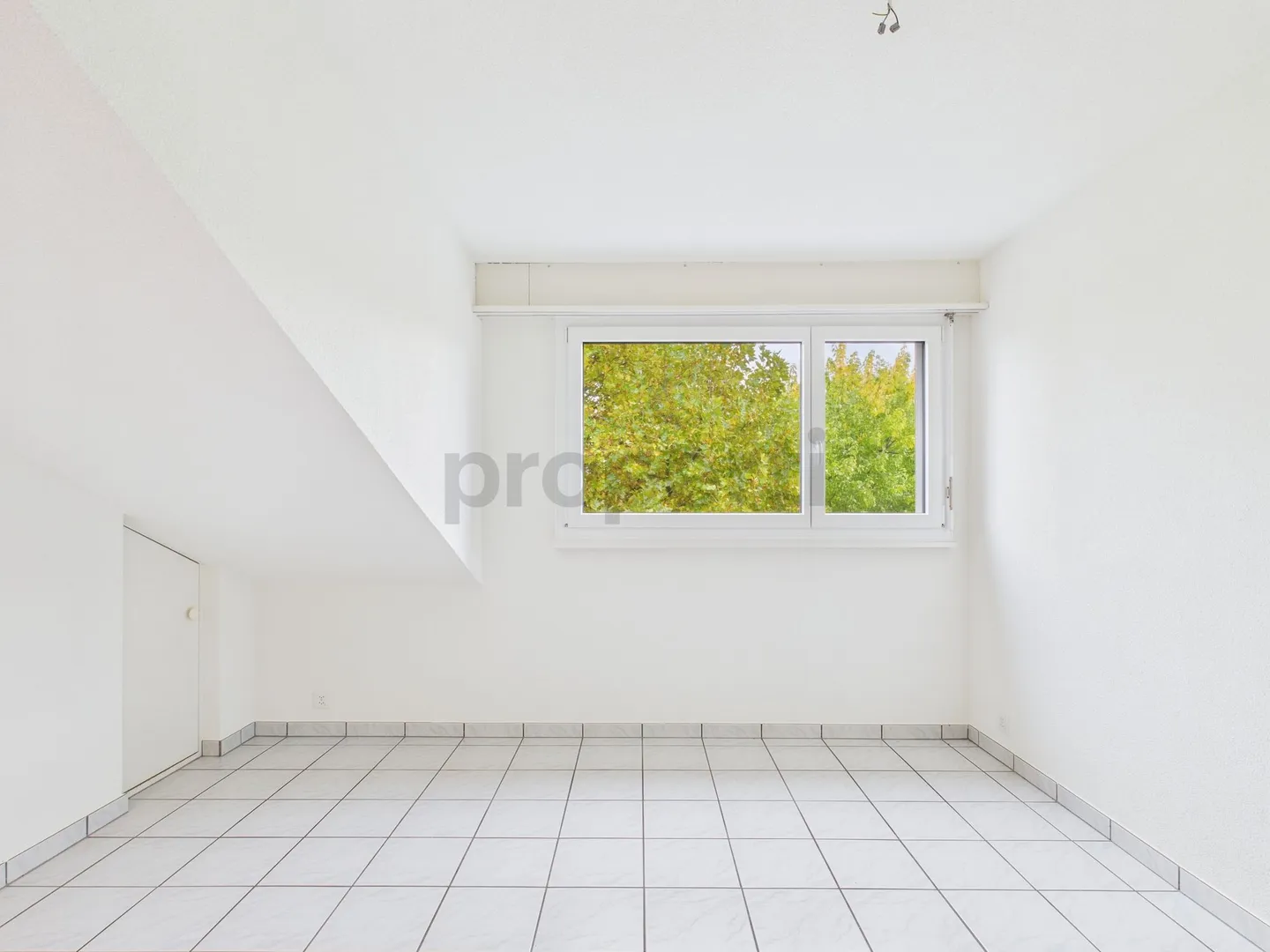 Appartement penthouse moderne de 3,5 pièces dans un emplacement calme avec une atmosphère de vie lumineuse à Reinach - Photo 6 sur 11
