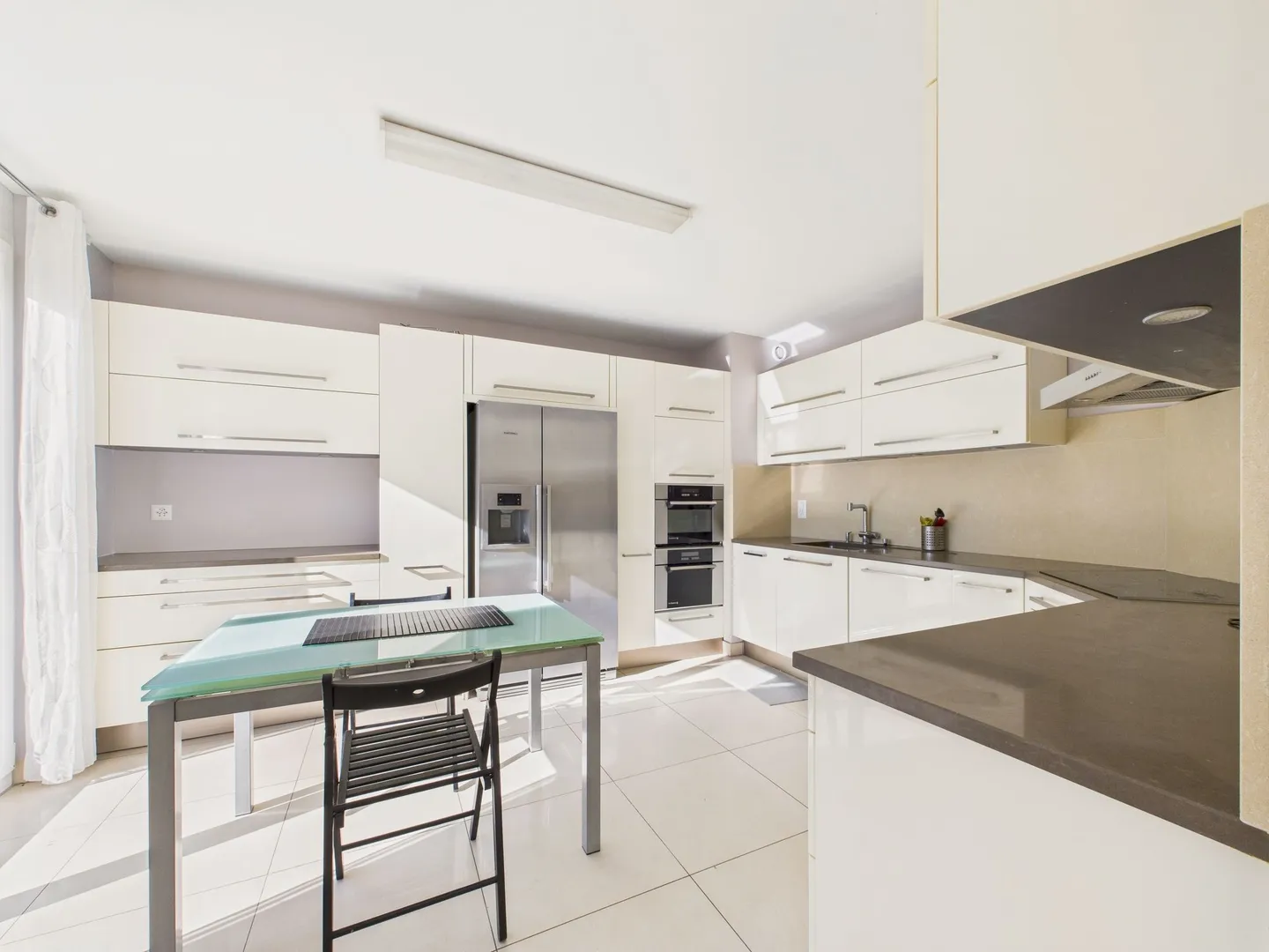 Furnished, modern and bright 5-room apartment with garden in Châtelaine - Photo 4 of 13