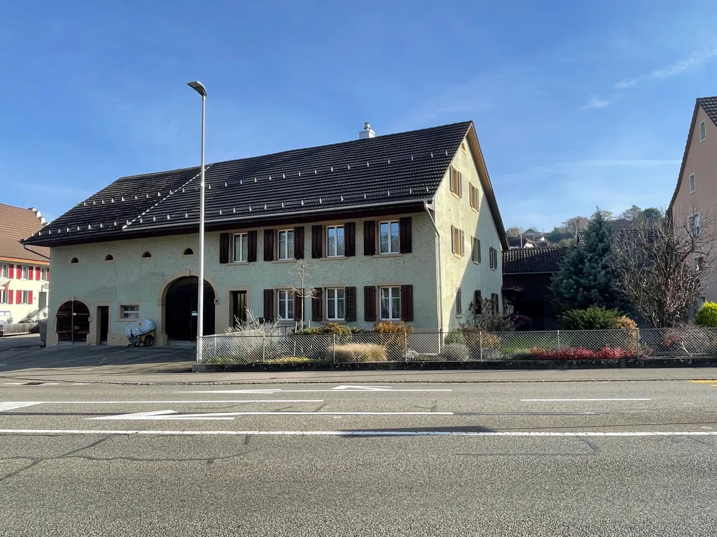 Mehrfamilien-/Bauernhaus auf grosser Parzelle im oberen Fricktal mit viel Potenzial - Foto 1 von 5