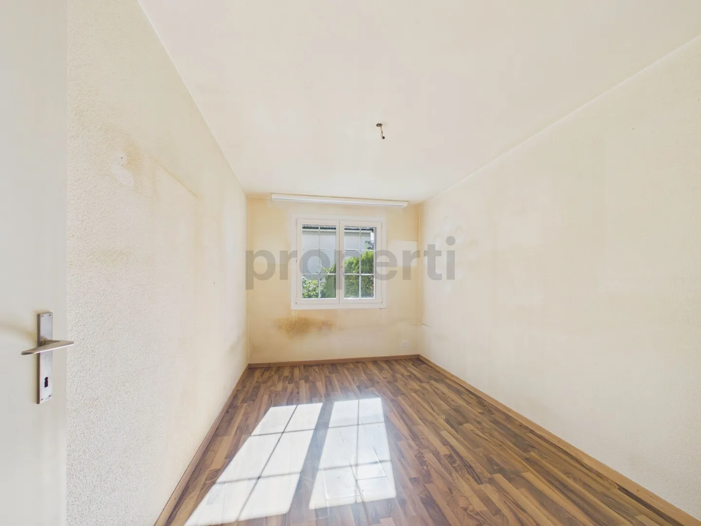 Cozy 3.5-room garden apartment with fireplace and design potential - Photo 10 of 13
