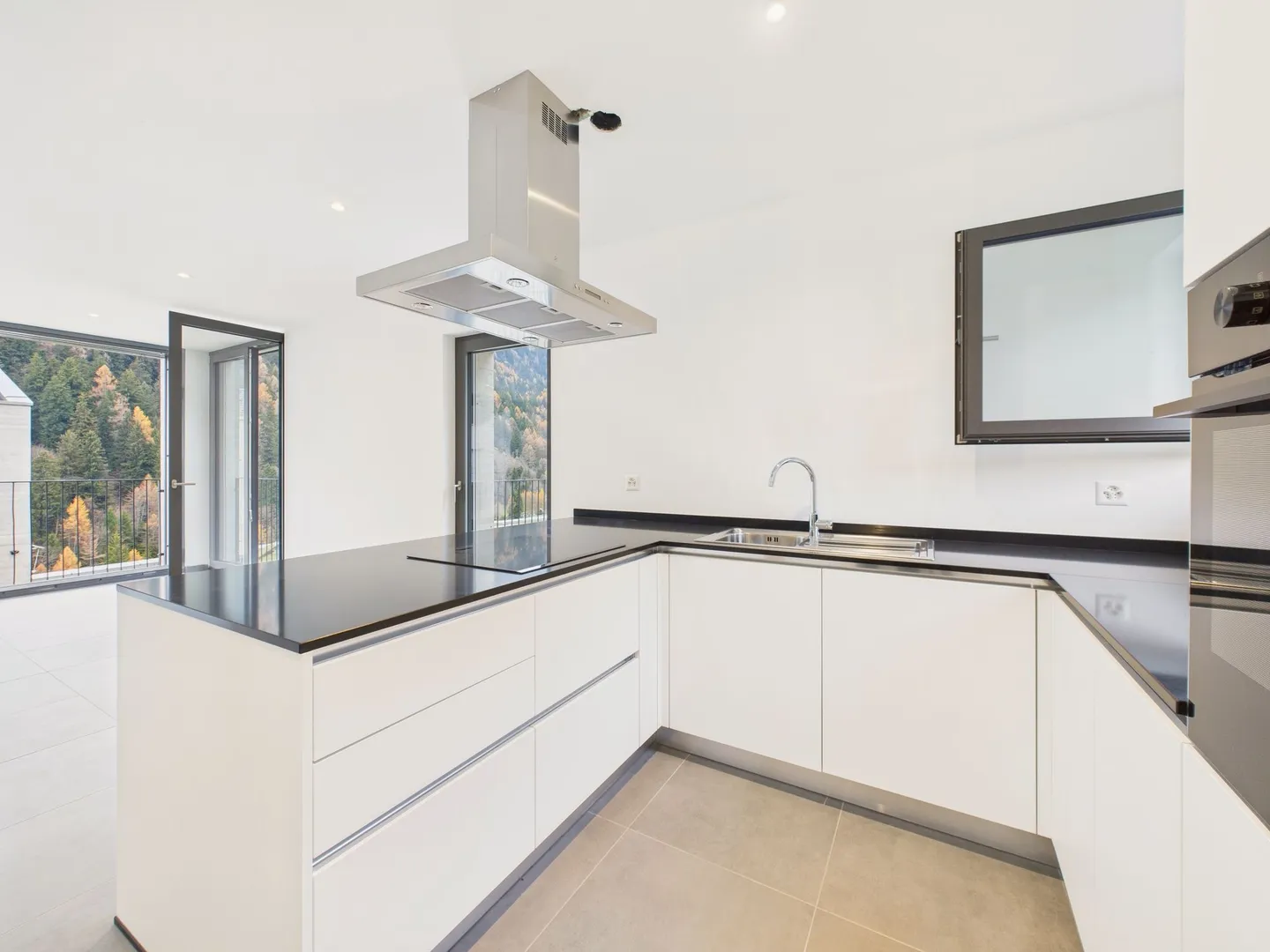 Elegant newly built villa in Airolo with modern and luxurious design - Photo 5 of 13