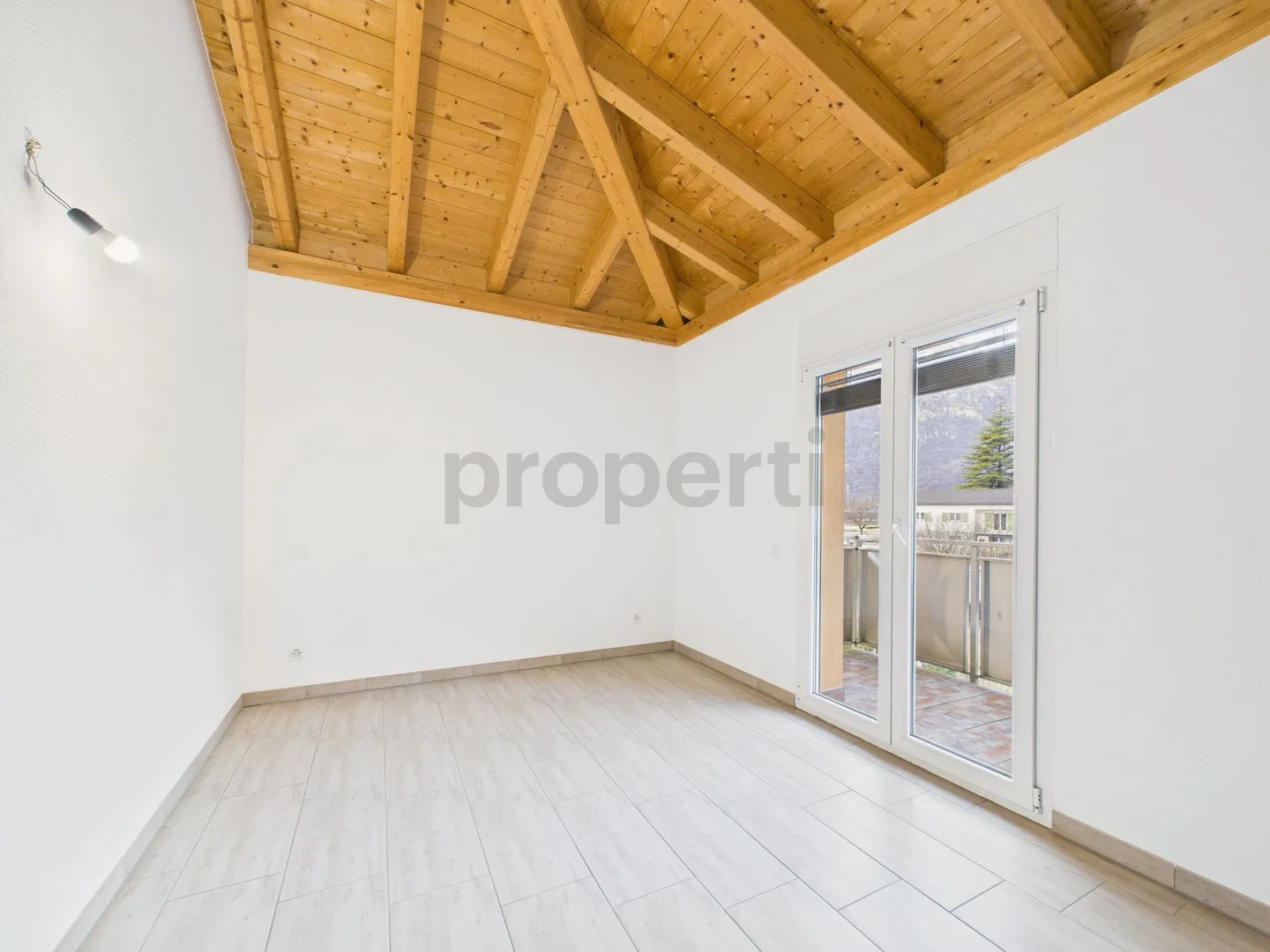 Moderna casa a schiera di 4.5 locali con giardino a Cresciano - Foto 7 di 13