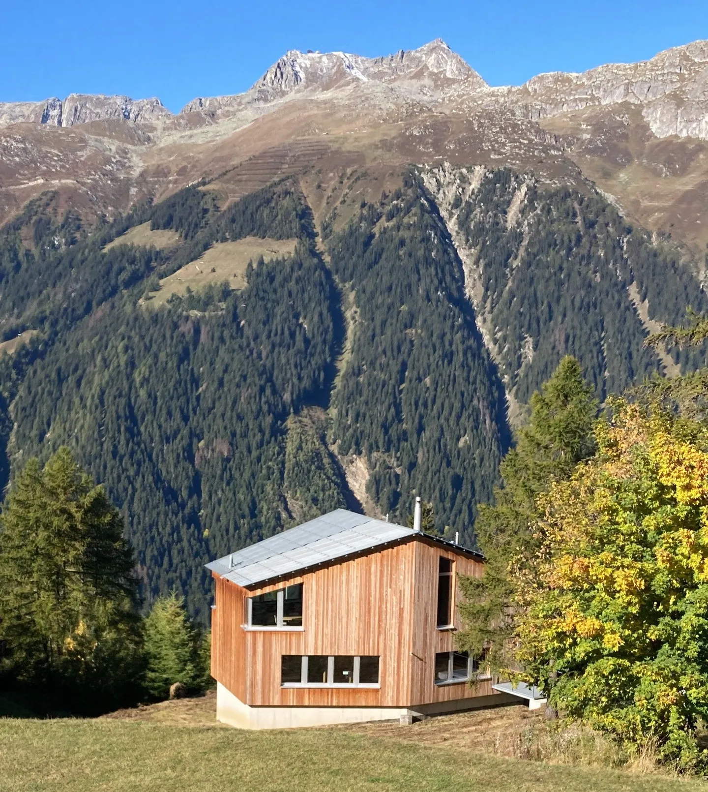 Maison individuelle architecturale exceptionnelle dans un emplacement panoramique de premier choix dans les Alpes suisses - une résidence secondaire avec confort de vie et vue dégagée - Photo 1 sur 13