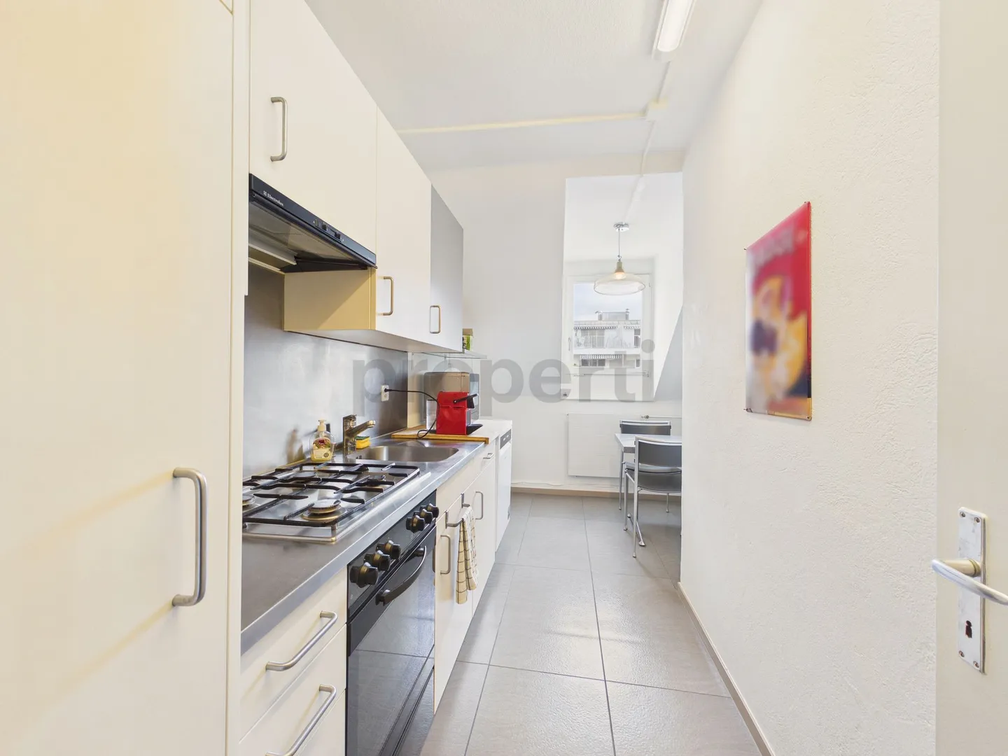 Charming 3.5-room apartment with stylish furnishings in Basel - Photo 2 of 7