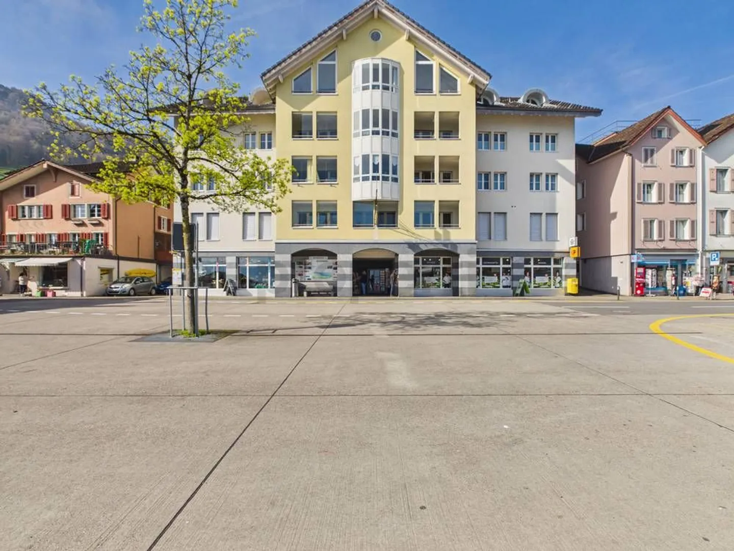 Proprietà di investimento attraente in posizione privilegiata a Beckenried - Spazio commerciale con vista lago - Foto 1 di 9