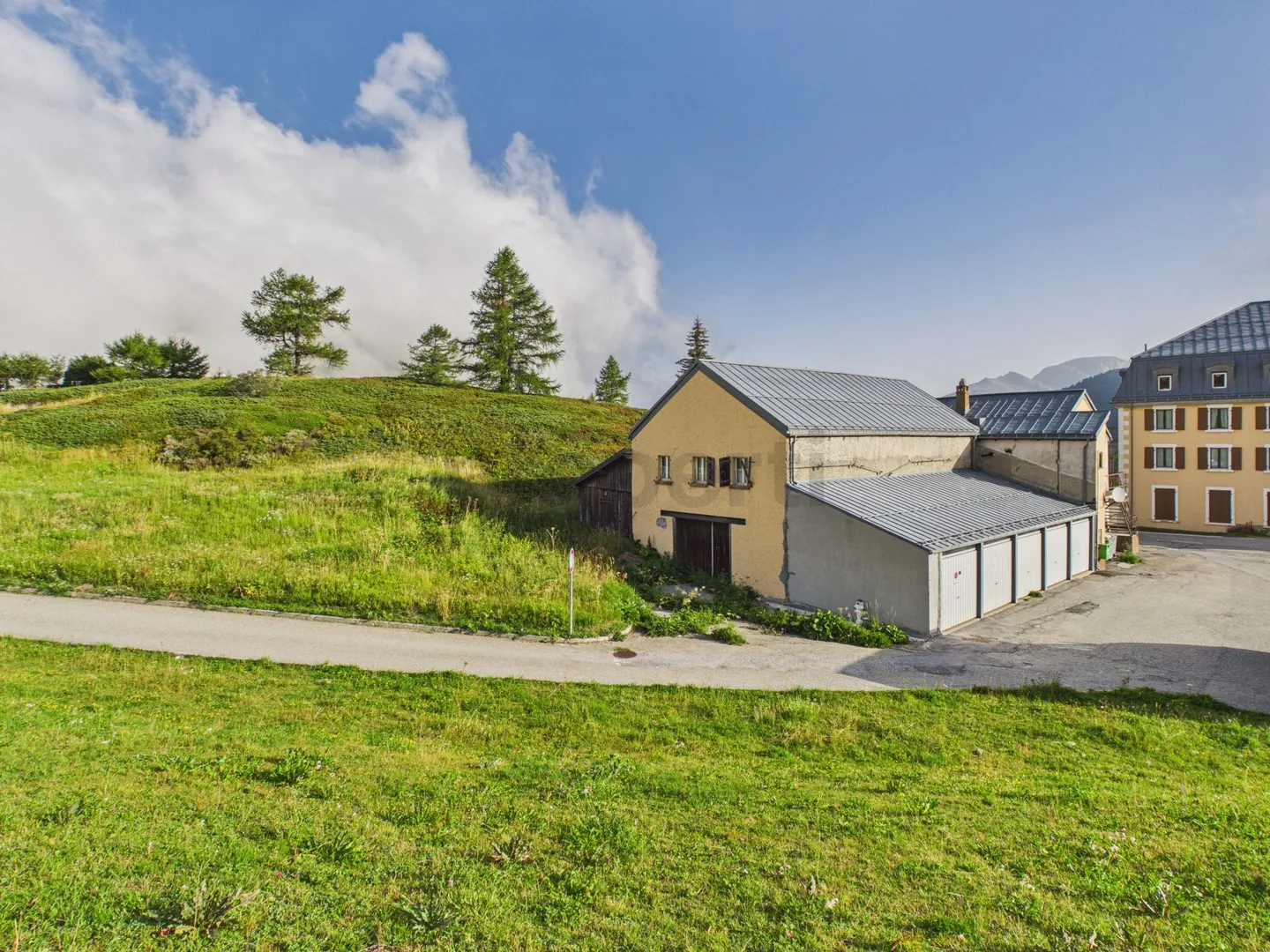 Gioiello storico del passo a 2'005 m s.l.m.: 228 m² di superficie abitabile, sfondo alpino da sogno e utilizzo versatile - Foto 6 di 8