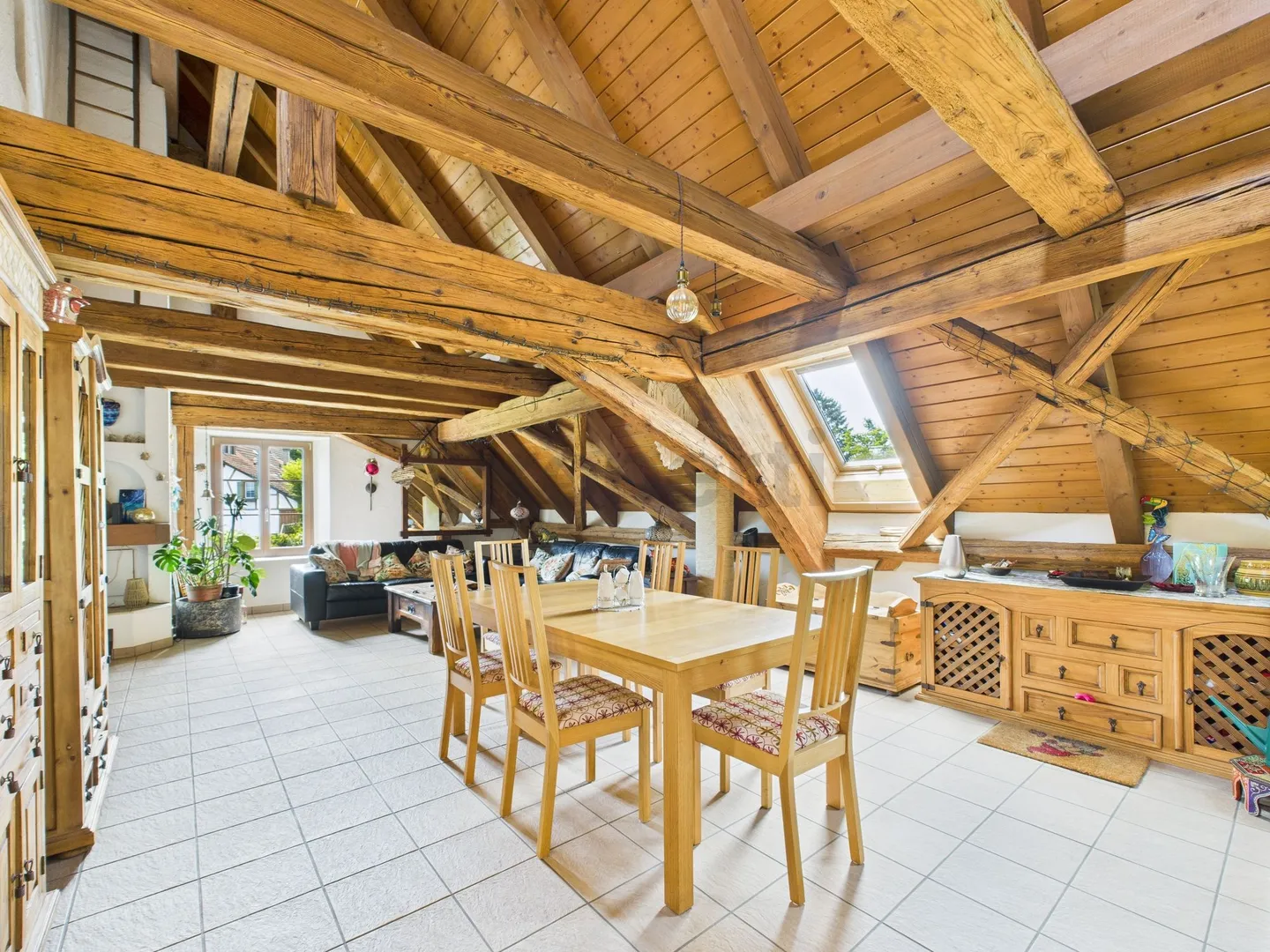 Exquisite 5.5-Zimmer Dachwohnung mit Gartenbereich in Oberglatt - Foto 1 von 11