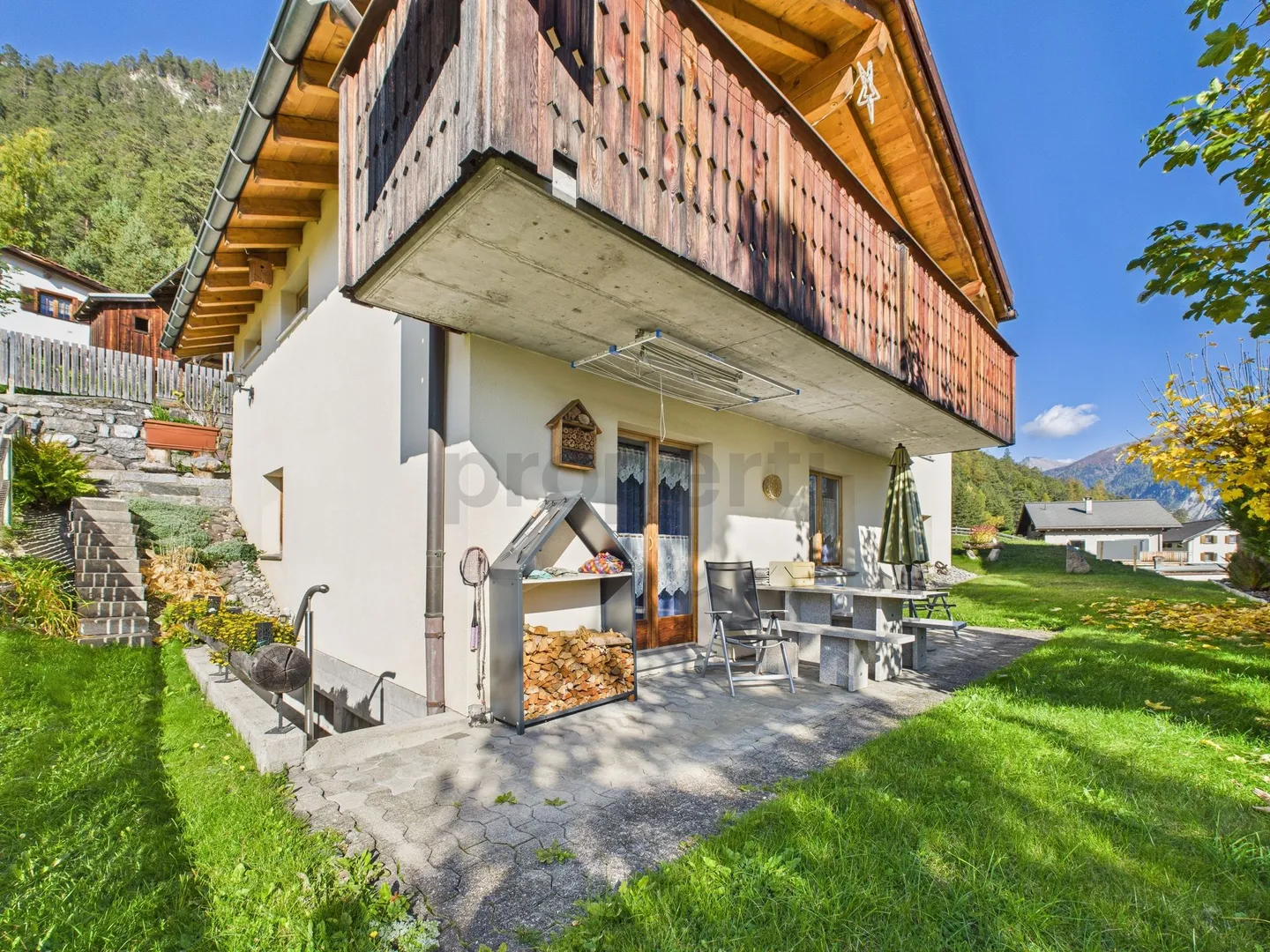 Casa unifamiliare soleggiata con grande laboratorio, garage e giardino - Foto 2 di 13