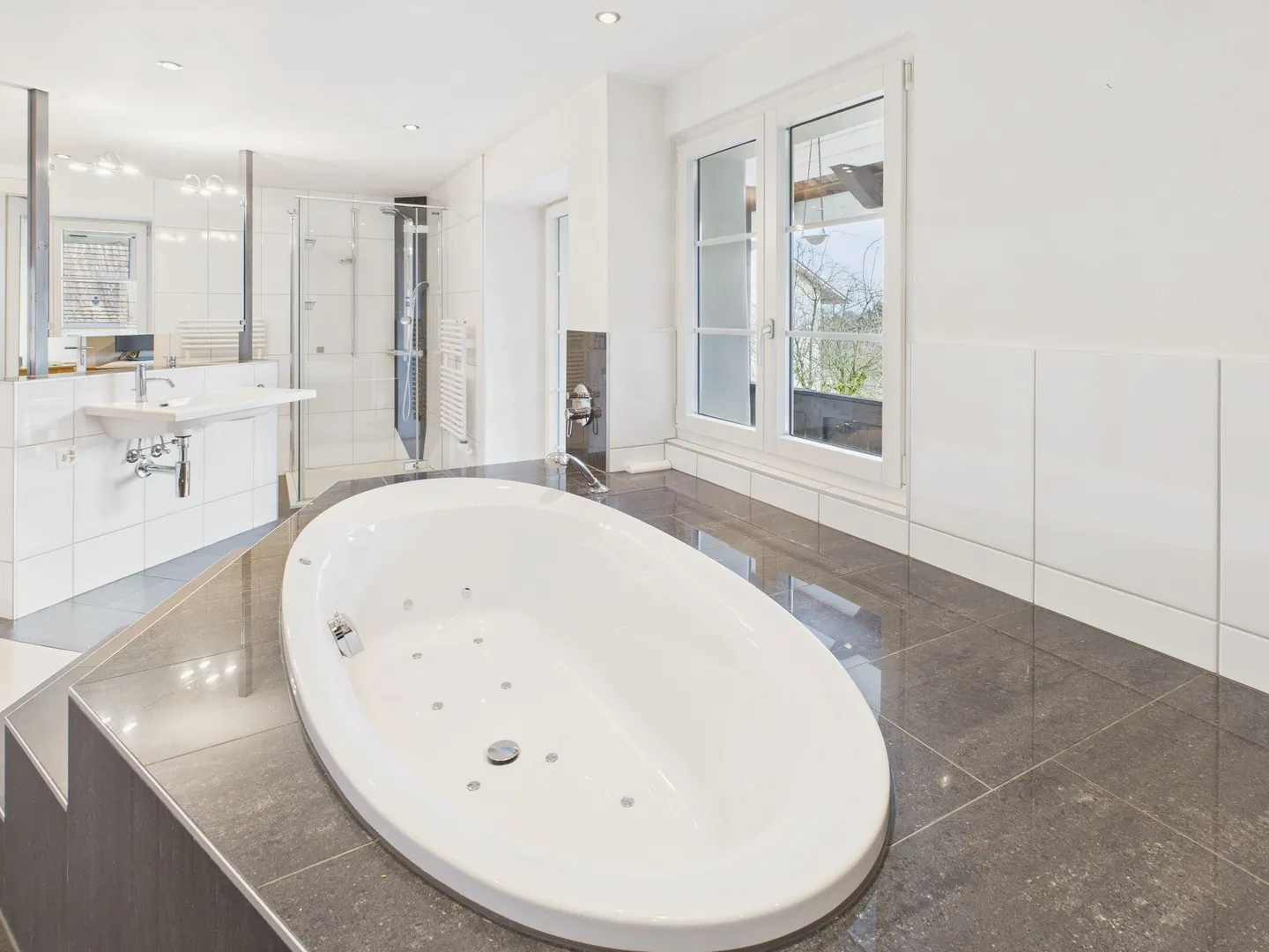 Historisches 8.5-Zimmer-Bauernhaus mit Charme, Pferdestall und grossem Garten in Attiswil - Foto 10 di 13