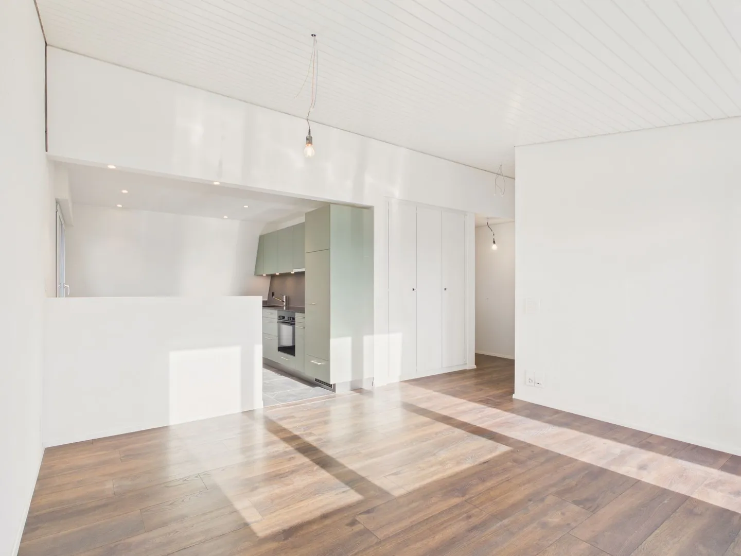 Moderne 2.5-Zimmer-Wohnung mit Pool - Foto 2 von 12