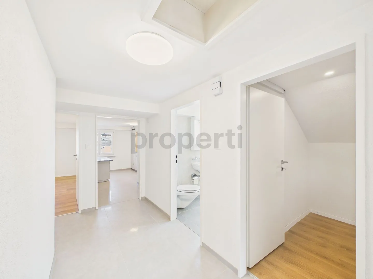 Moderno appartamento mansardato di 3,5 locali con balcone a Niederurnen - Foto 7 di 9