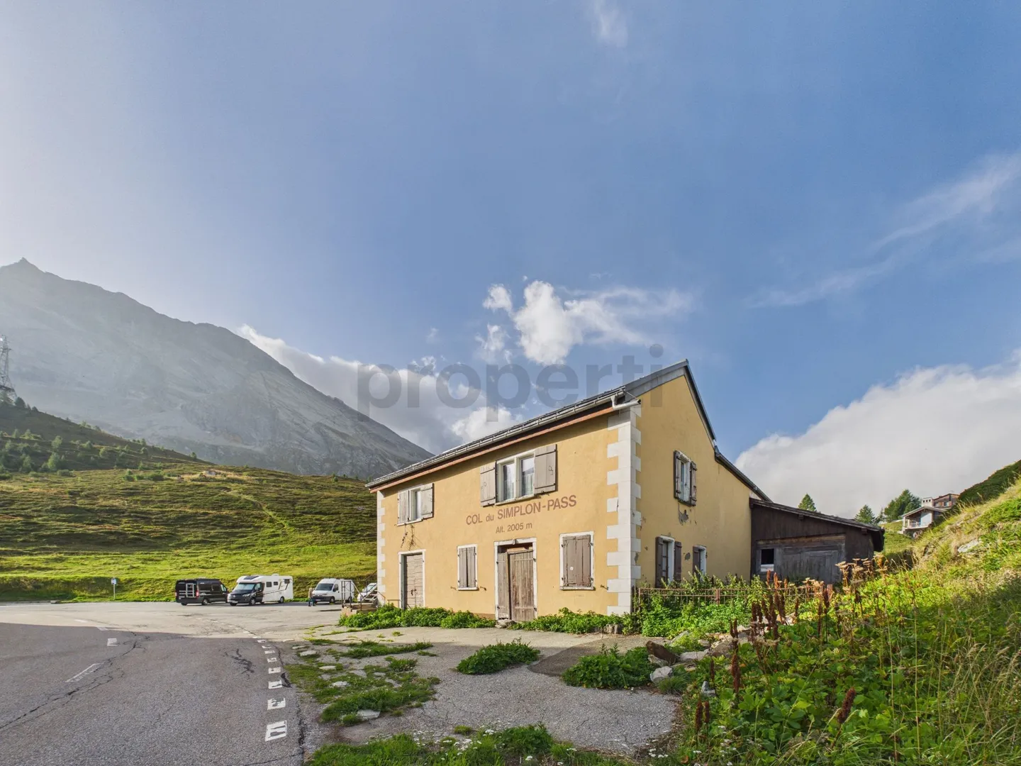 Gioiello storico del passo a 2'005 m s.l.m.: 228 m² di superficie abitabile, sfondo alpino da sogno e utilizzo versatile - Foto 7 di 8