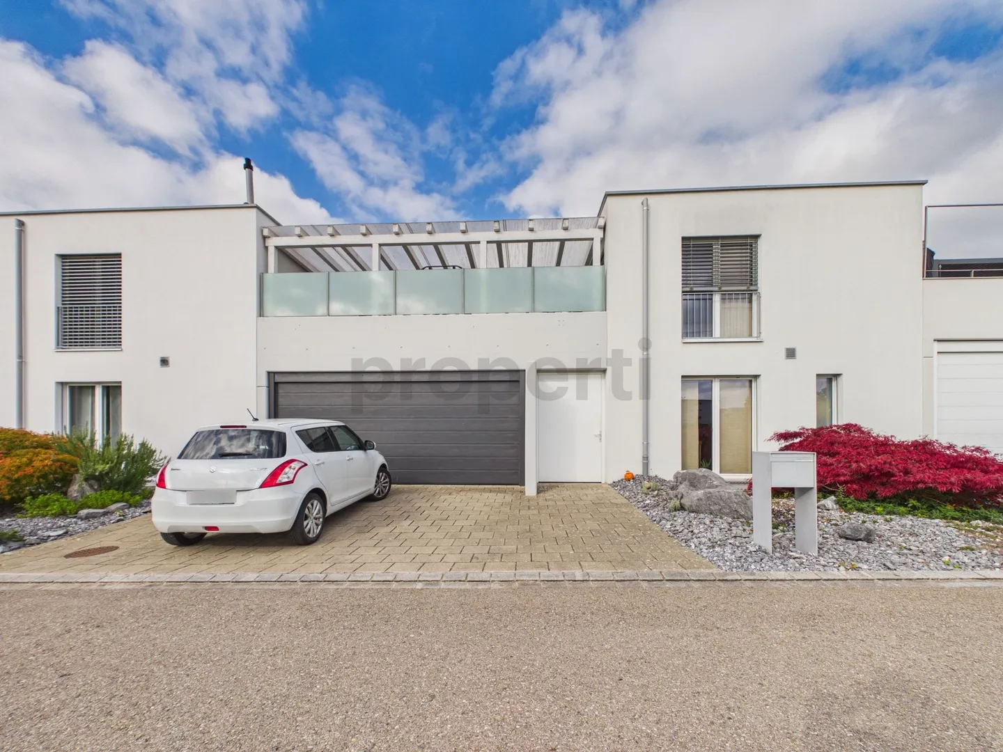 High-quality furnishings, protected courtyard & generous space offering! - Photo 12 of 13