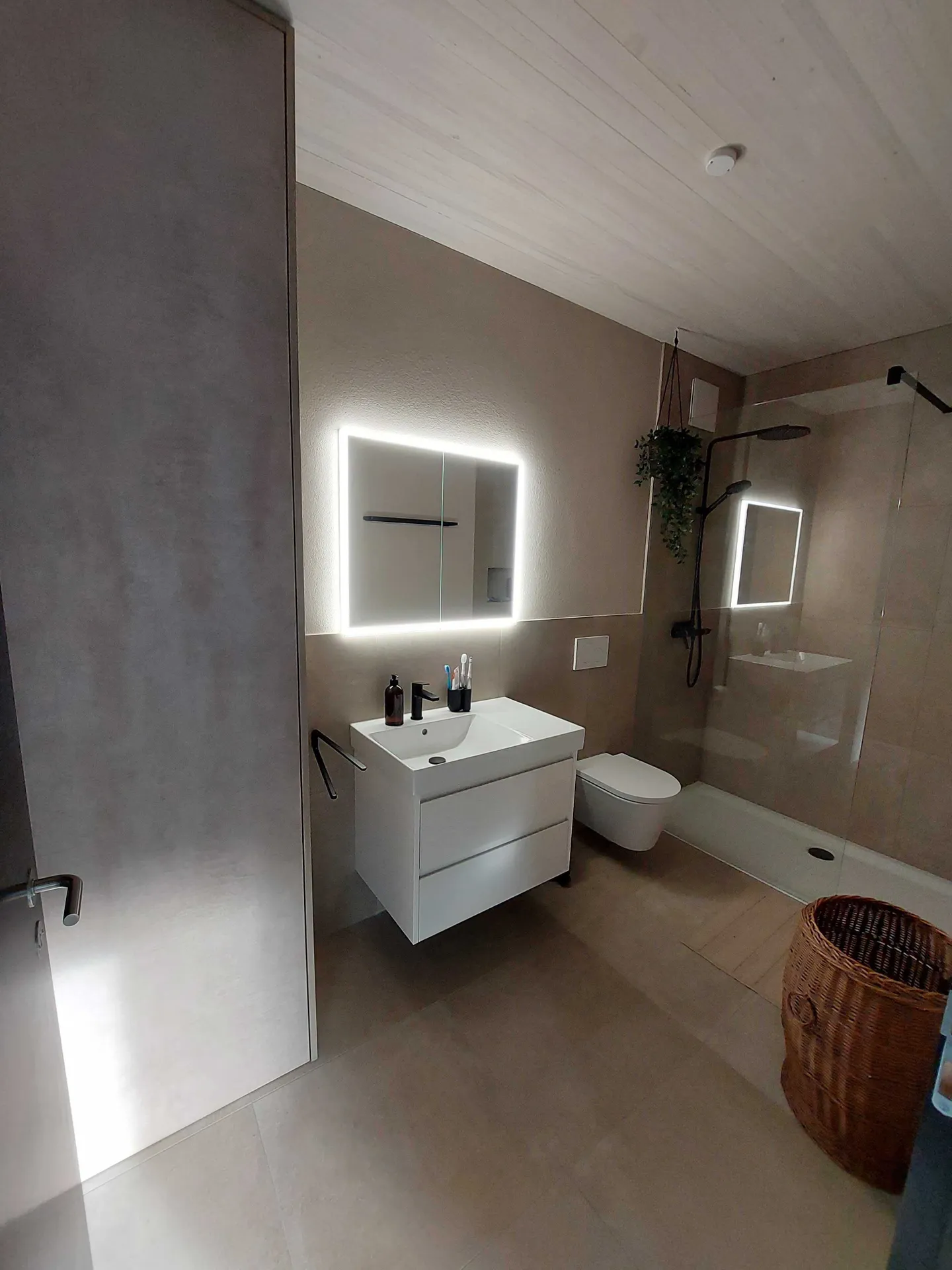 Appartement lumineux de 3,5 pièces avec loggia et vue sur le lac à Richterswil - meublé - Photo 8 sur 13