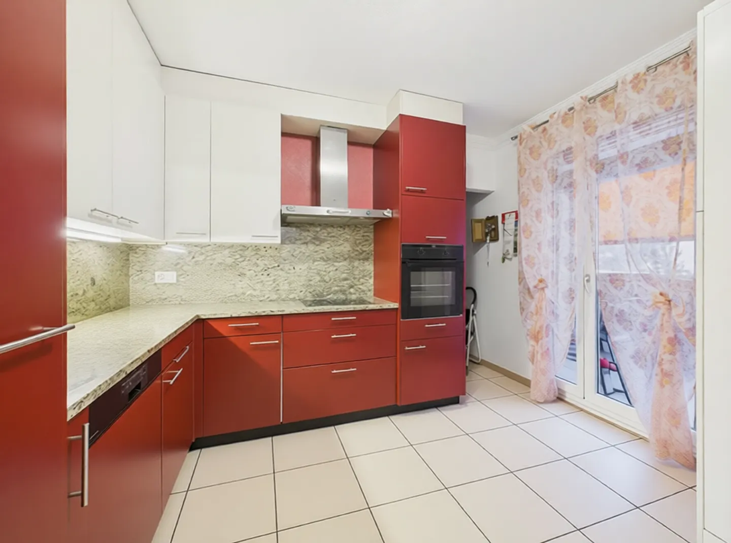 ELEGANT 4.5-ROOM APARTMENT With terrace and private laundry - Photo 5 of 13