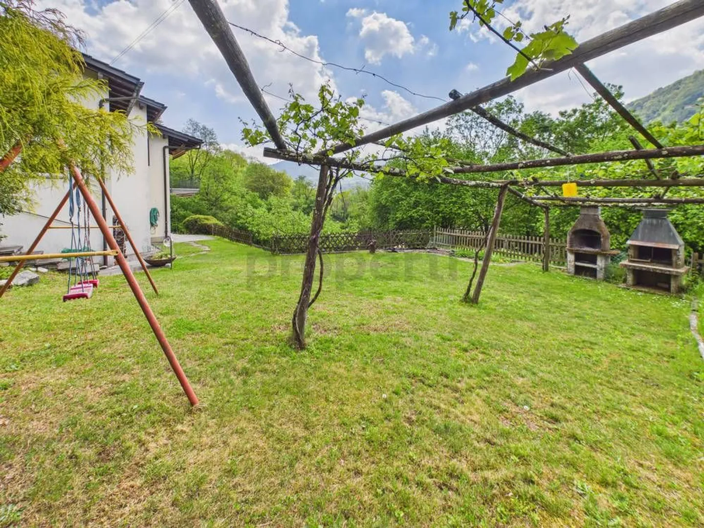 Charming semi-detached villa with large garden in Purasca - Photo 11 of 13