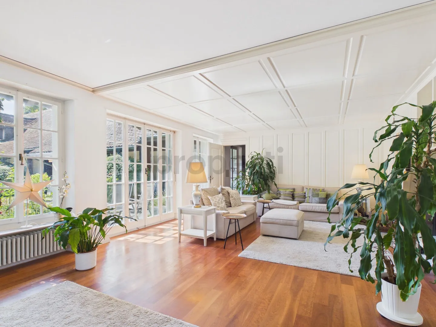 Discret de l'extérieur. Une villa très privée de 7,5 pièces avec une grande piscine et un beau jardin - Photo 4 sur 6