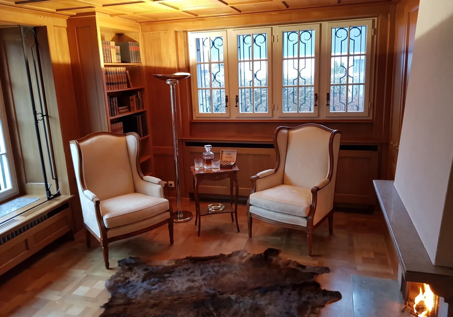 Discret de l'extérieur. Une villa très privée de 7,5 pièces avec une grande piscine et un beau jardin - Photo 6 sur 13