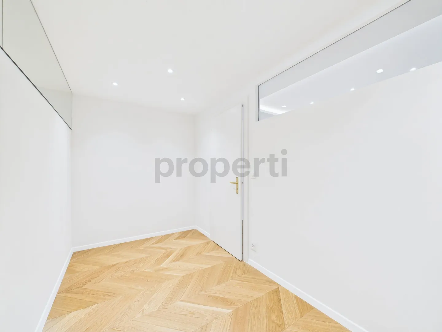 Facing the Rhône: Contemporary Elegance and Light in the Heart of Geneva - Photo 8 of 13