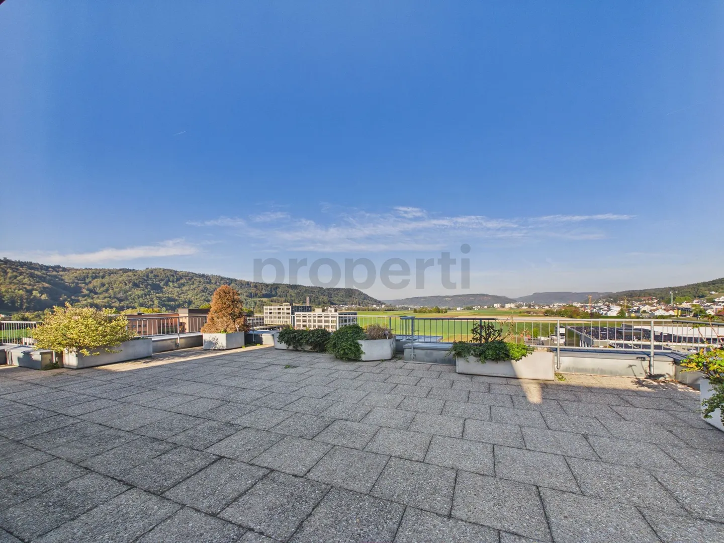 Terrazza privata di 120 m² con padiglione vetrato, camino, balcone sud e posto auto sotterraneo! - Foto 8 di 13