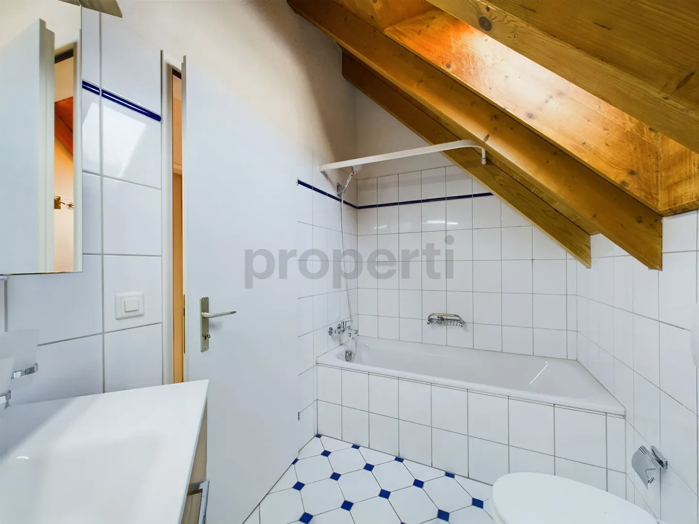 Bright 3.5-room attic apartment with balcony in Buchs ZH - Photo 8 of 10
