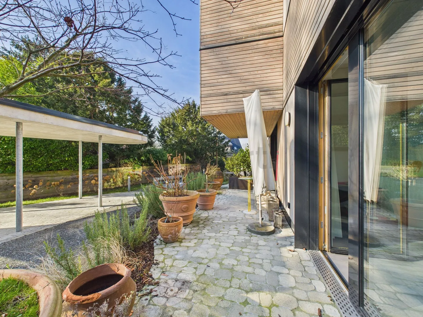 Modern 2.5-room apartment with garden seating area in Zurich - Photo 7 of 10