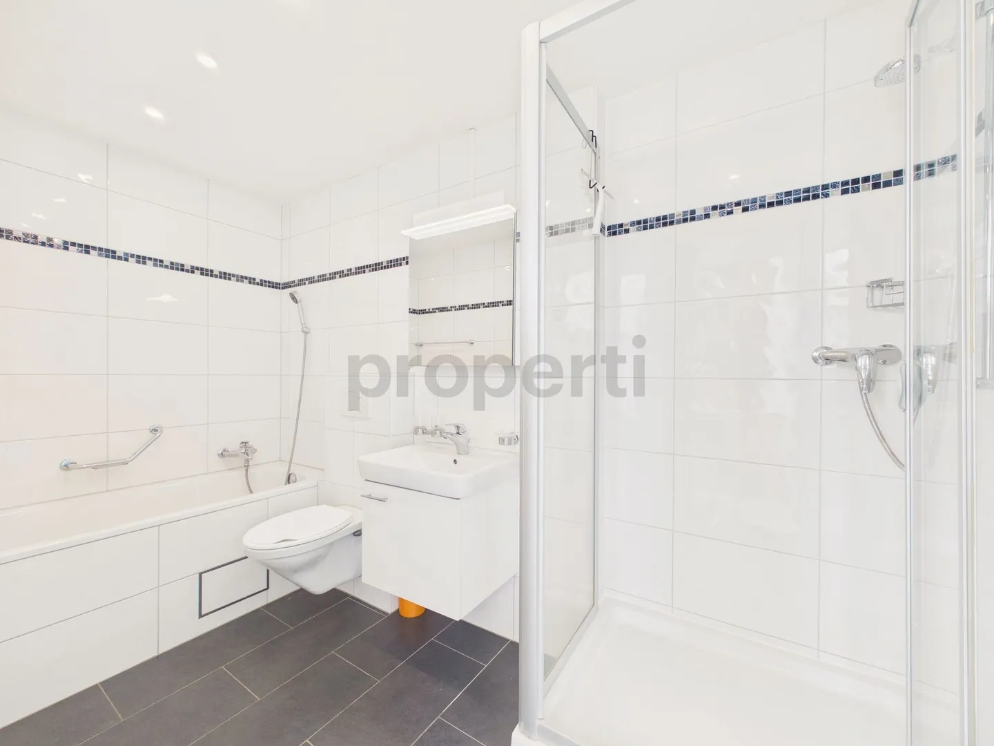 Appartamento 4.5 stanze modernizzato con 4 balconi a Reinach - Foto 9 di 10