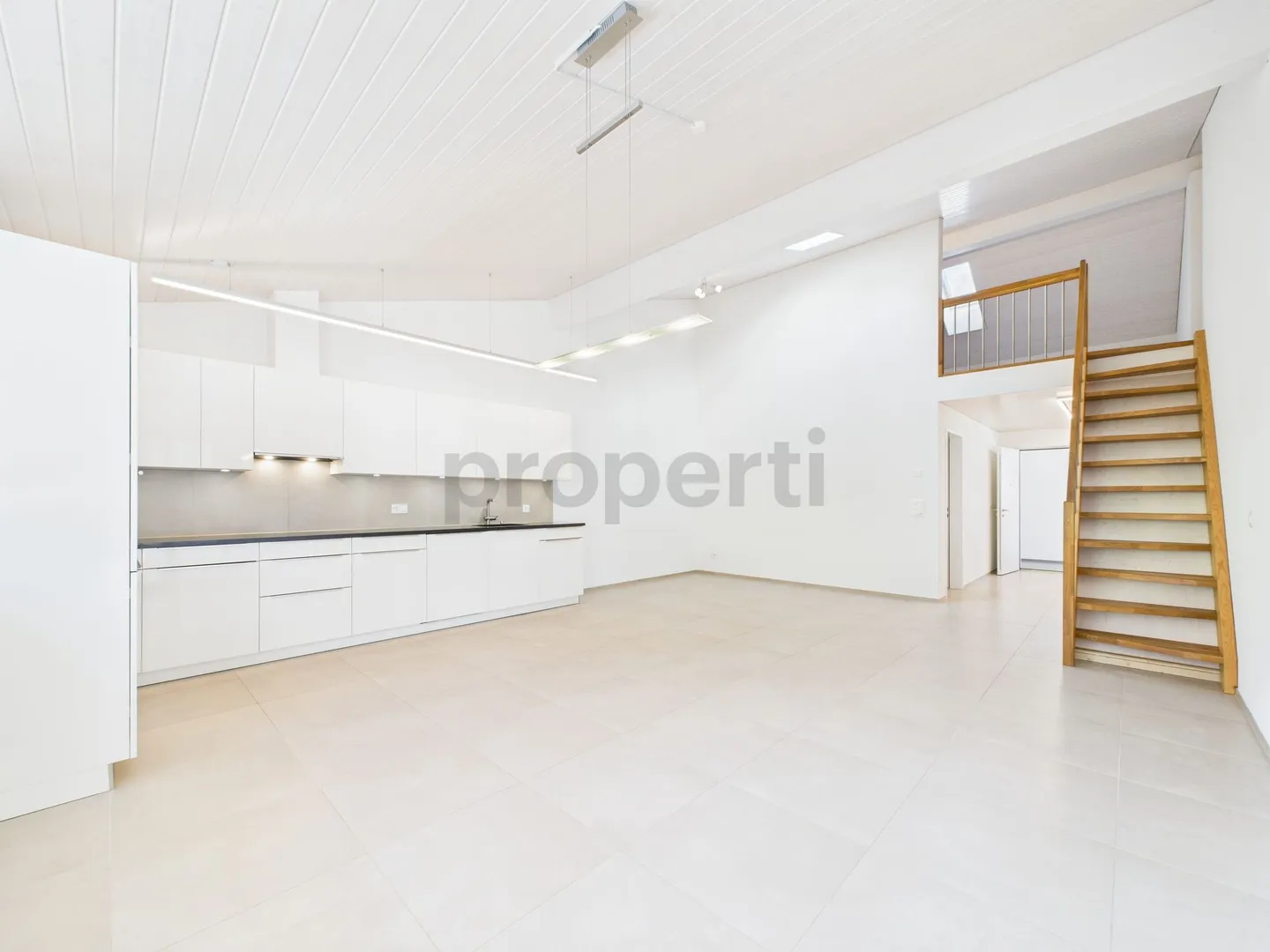 Incantevole appartamento maisonette di 4,5 stanze con balcone a Schwanden GL - Foto 2 di 13