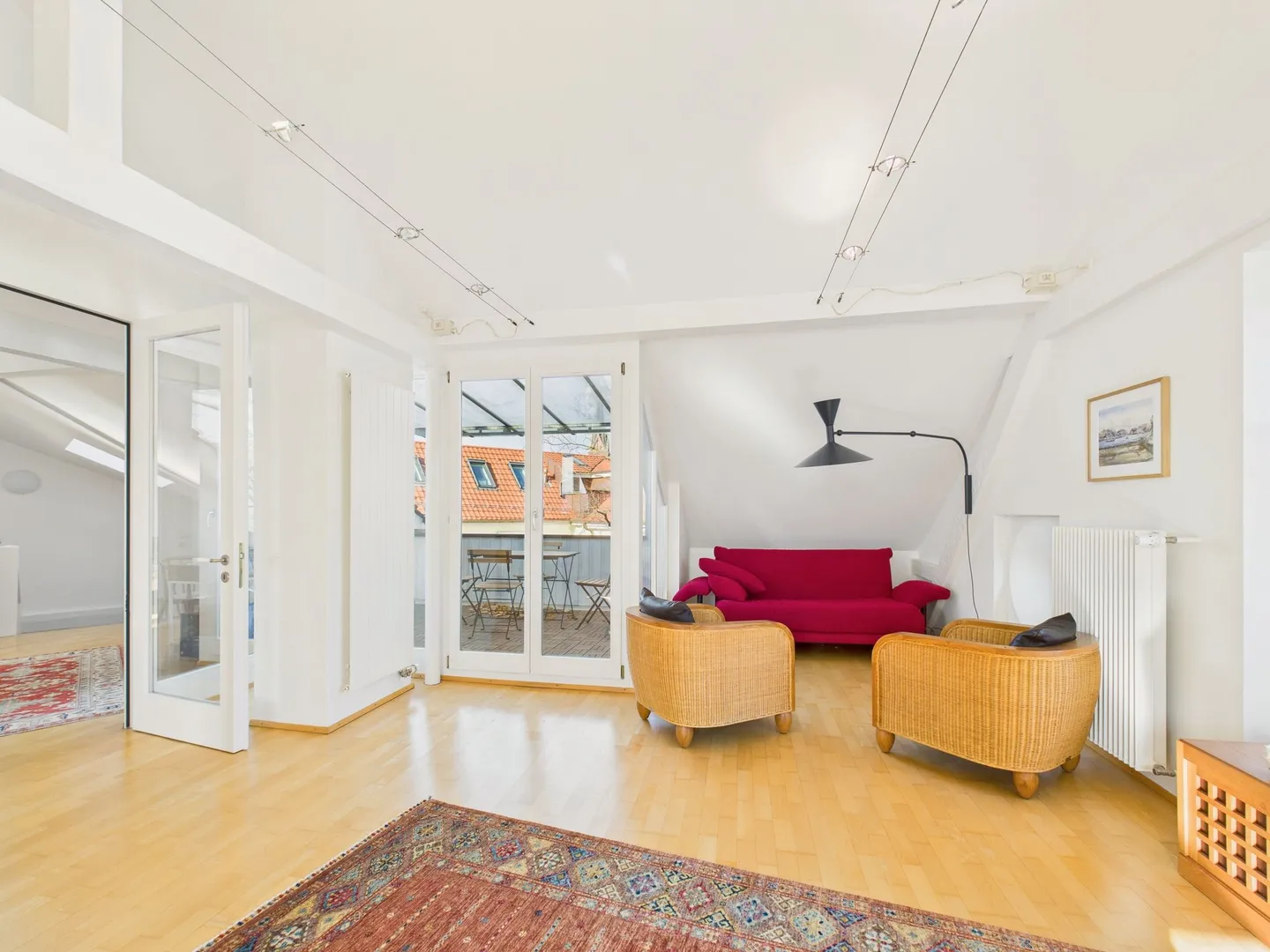 Appartement en attique rénové et ensoleillé de 2,5 pièces avec vue à Bâle - Photo 1 sur 11