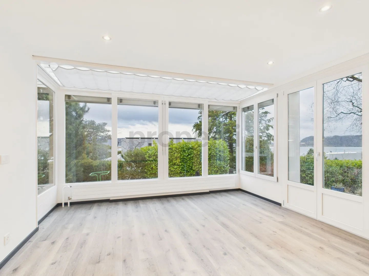 Moderna casa a schiera ristrutturata con giardino a La Neuveville - Foto 1 di 13