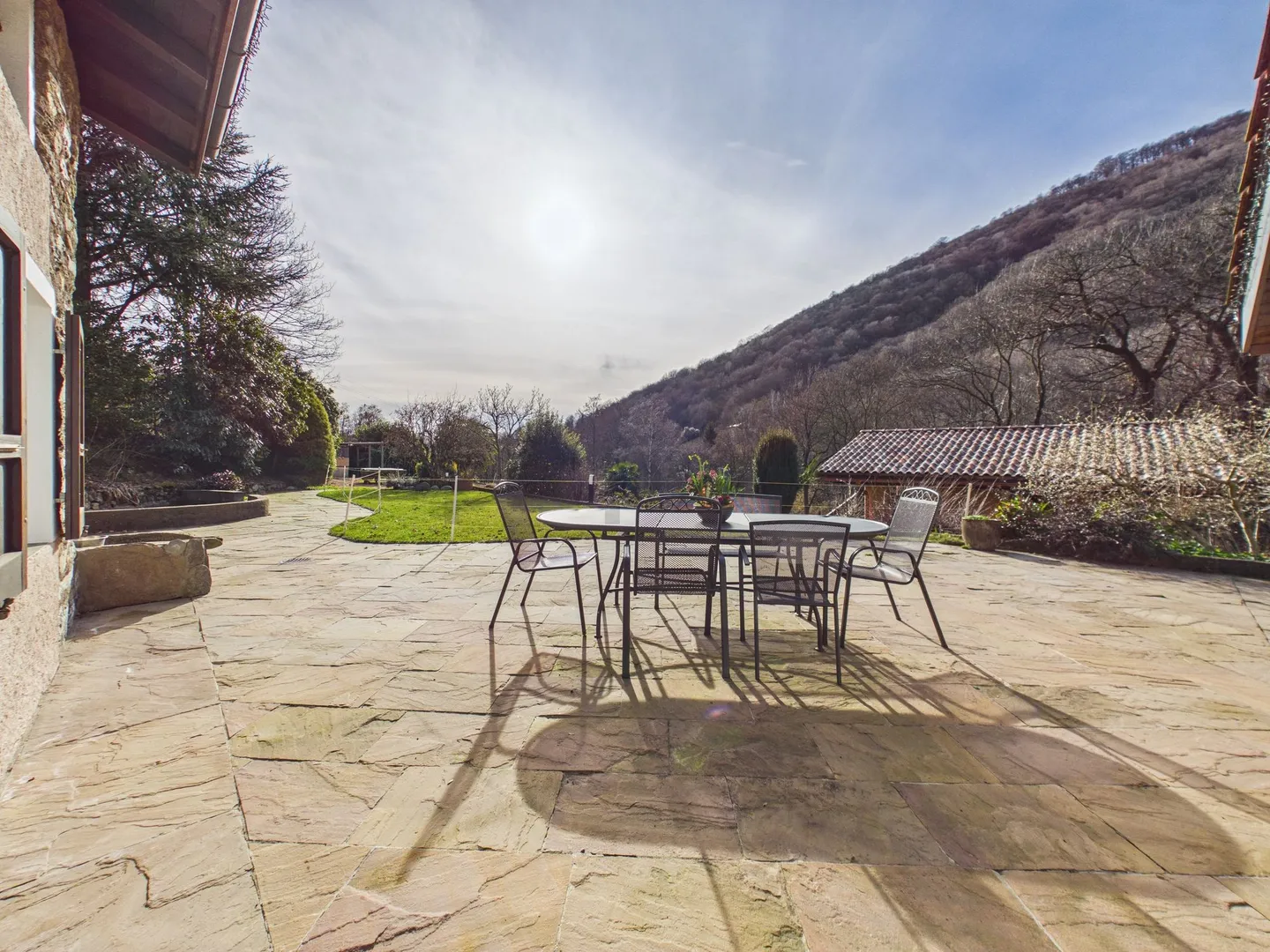 Exclusive villa with 7.5 rooms immersed in greenery with dependence and pond - Photo 6 of 13