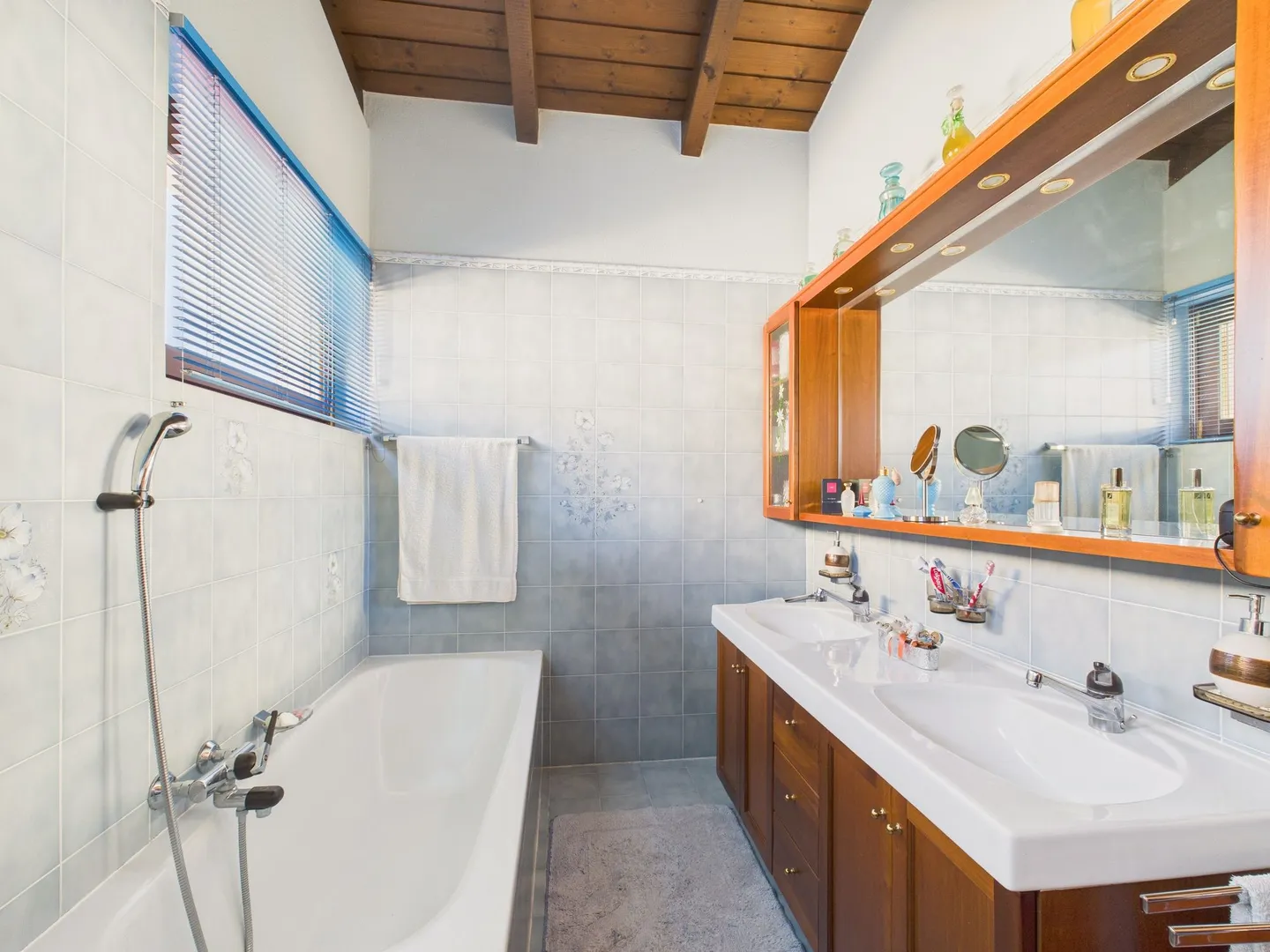 Elegant 7-room villa with large garden in Stabio - Photo 9 of 13