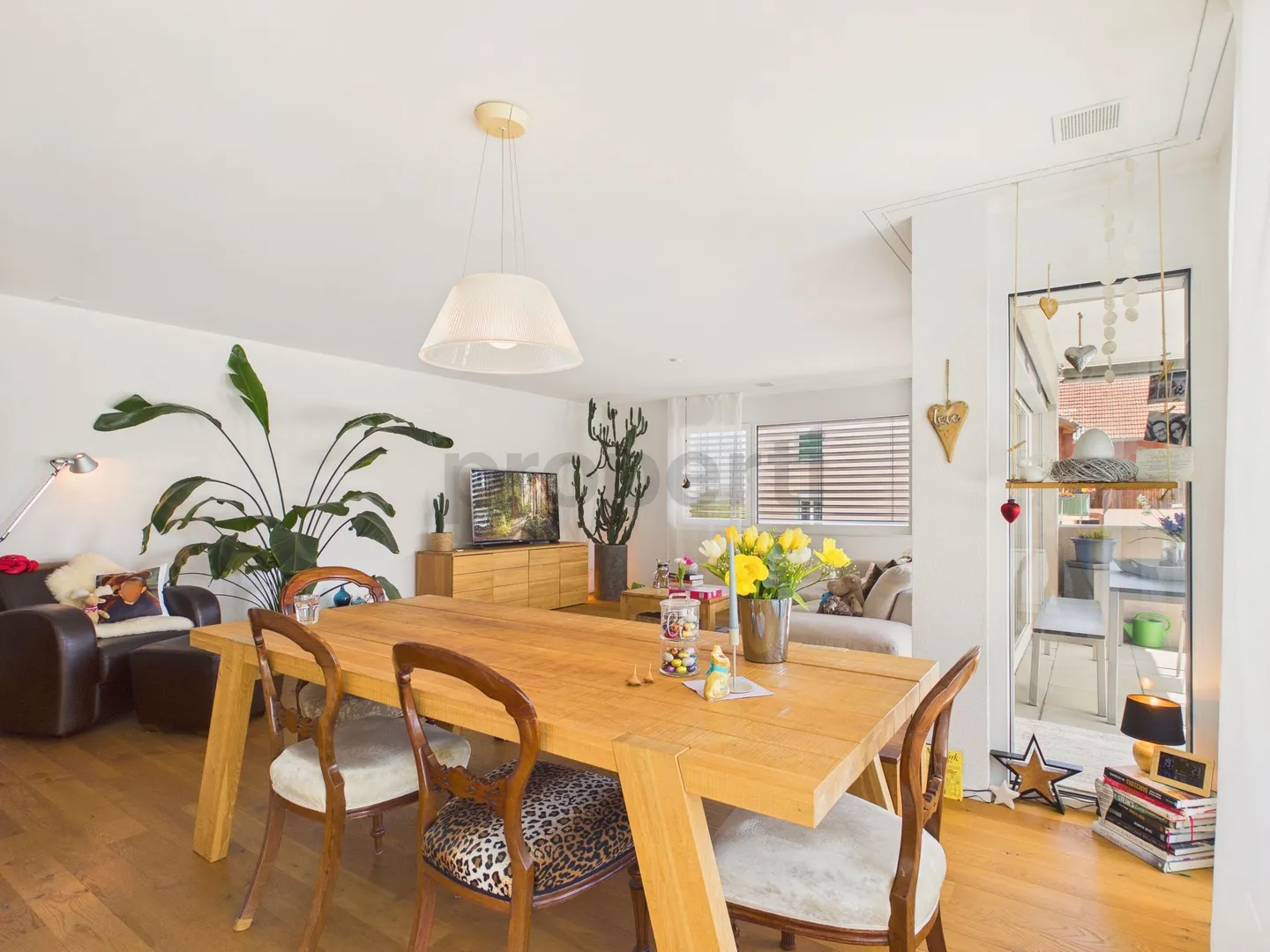 Appartement moderne de 4,5 pièces avec balcon et vue panoramique sur la verdure à Güttingen - Photo 4 sur 13