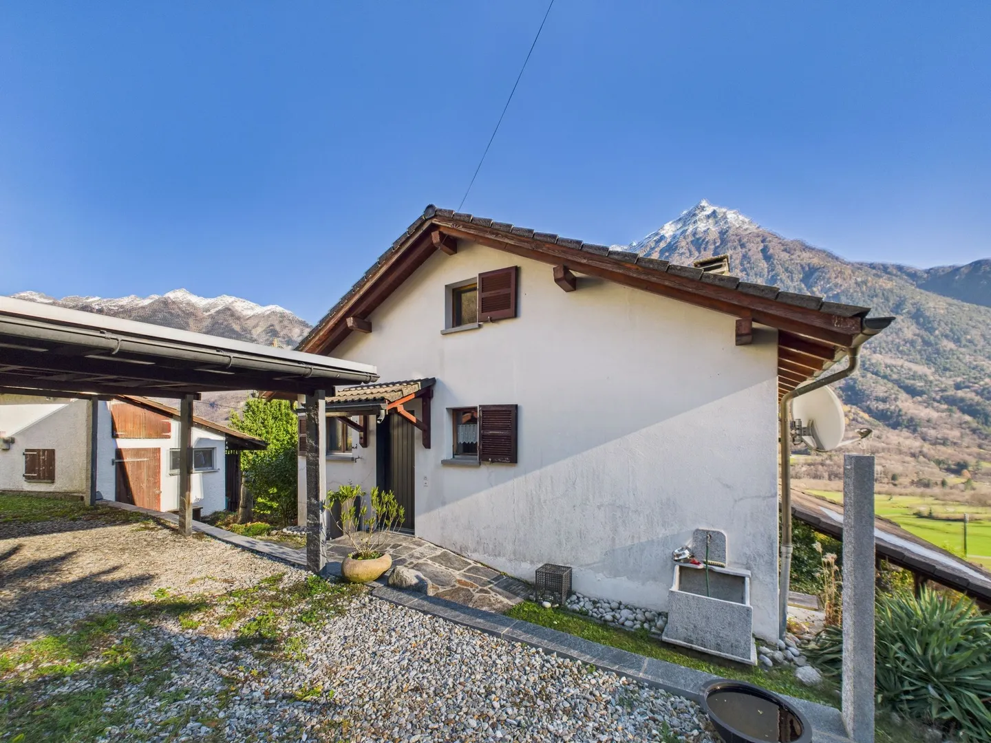 Affascinante casa unifamiliare ristrutturata con ampio giardino nella tranquilla regione di Castro - Foto 4 di 11