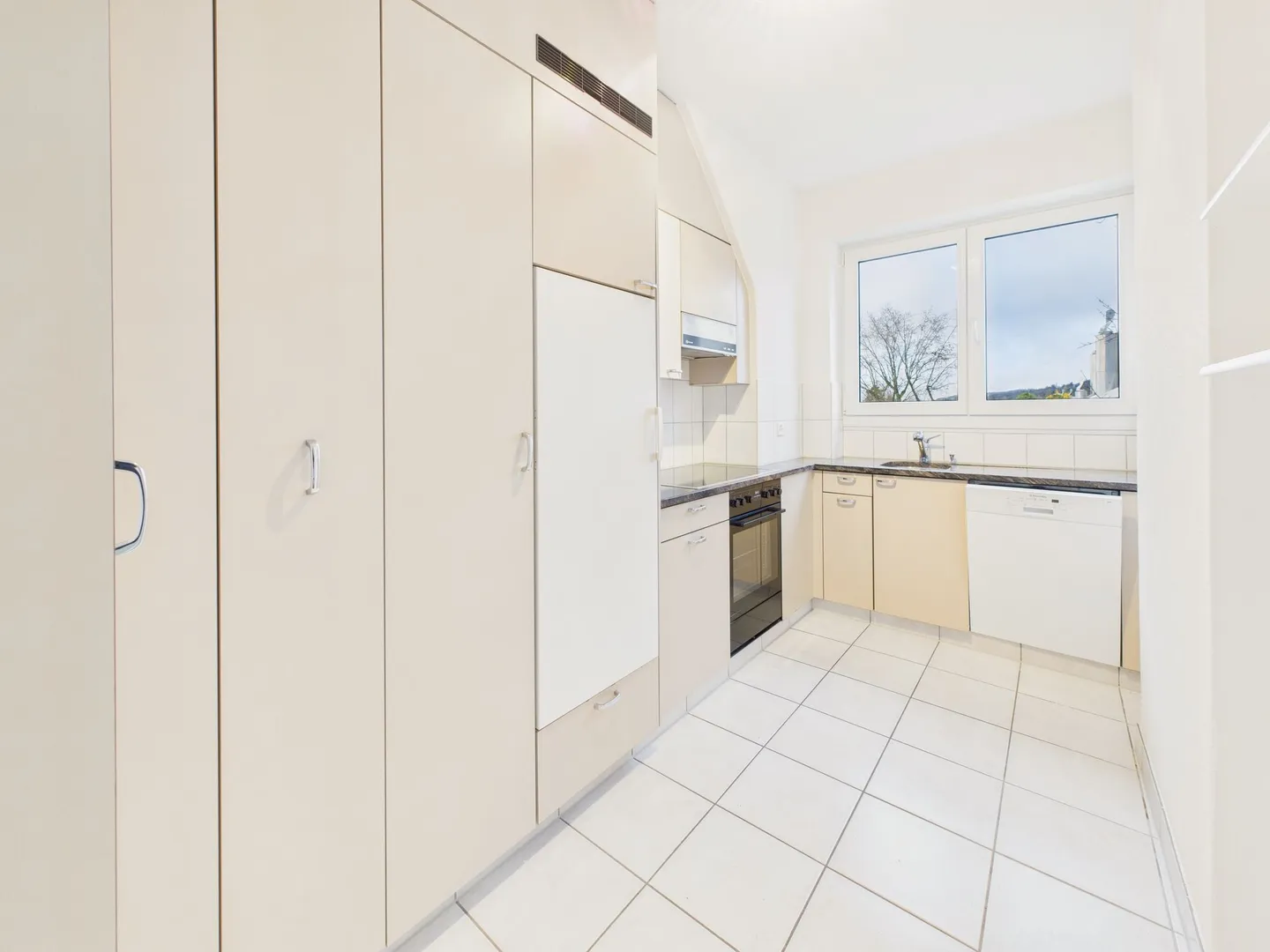 Exclusive 3.5-room apartment with balcony in the sought-after region of Zurich, Canton ZH - Photo 2 of 9