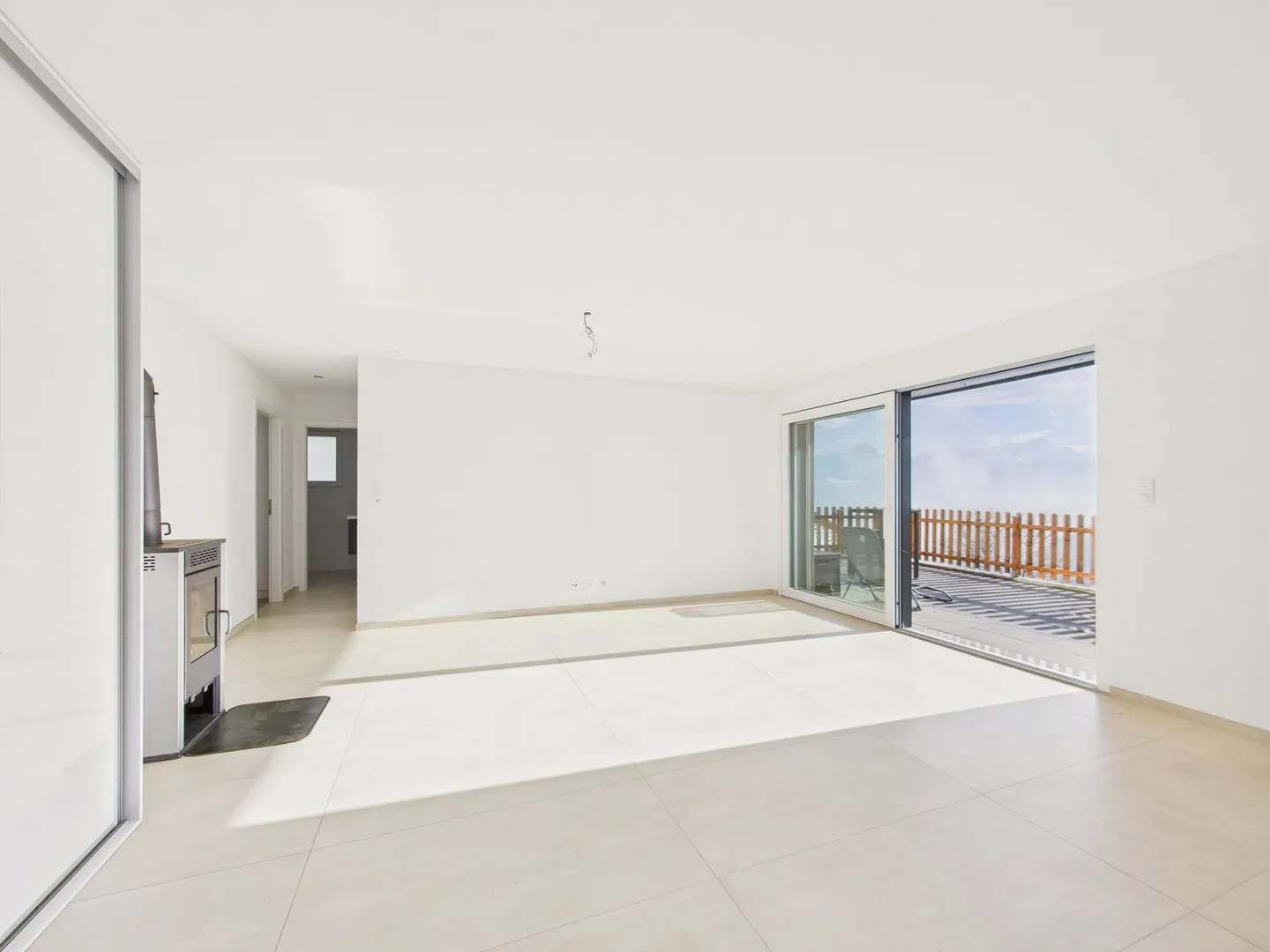 Geräumige und helle 4,5-Zimmer-Wohnung mit großer Terrasse und atemberaubendem Bergblick in Miex, VS. - Foto 1 von 13