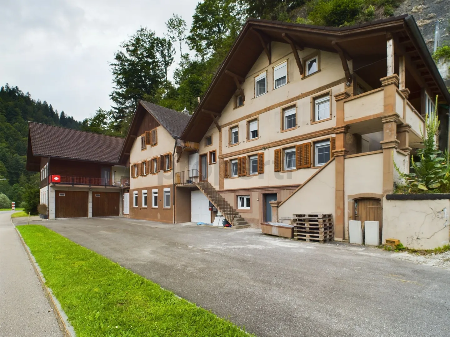 Multi-family house in Wiggen with an attractive yield of 6.5% - Photo 1 of 7