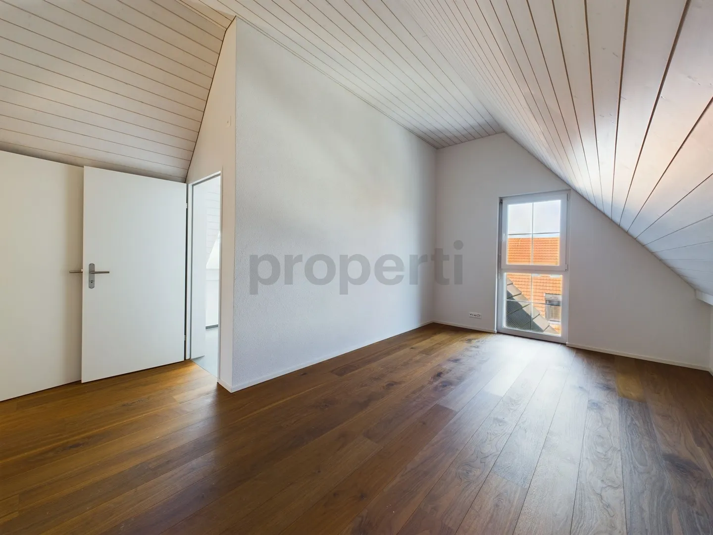 Stylish and Cozy 3.5-Room Attic Apartment with Fireplace in Niederglatt - Photo 4 of 11