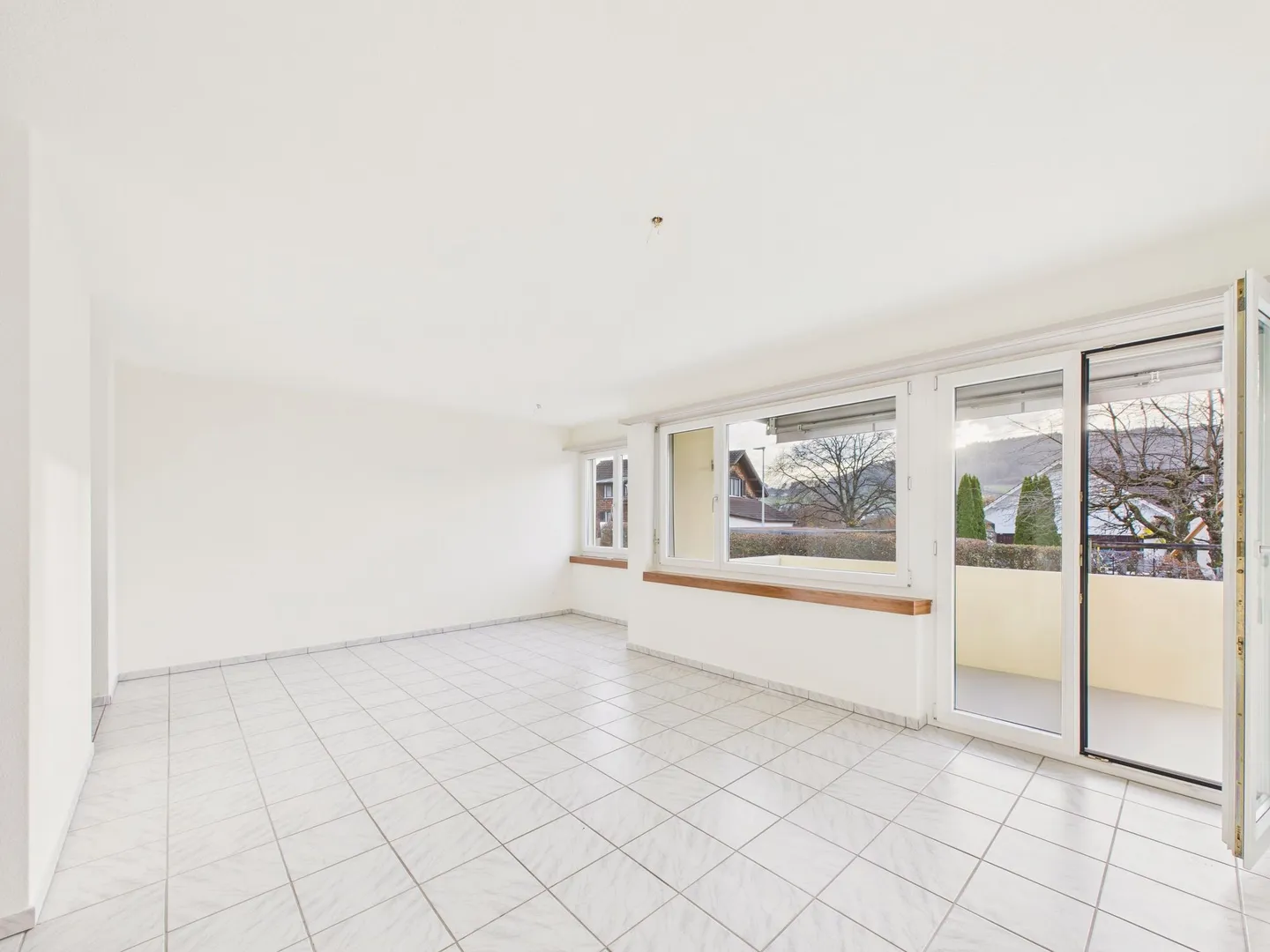 Cozy and bright apartment with balcony in the quiet Schoren district of Reinach AG - Photo 4 of 8