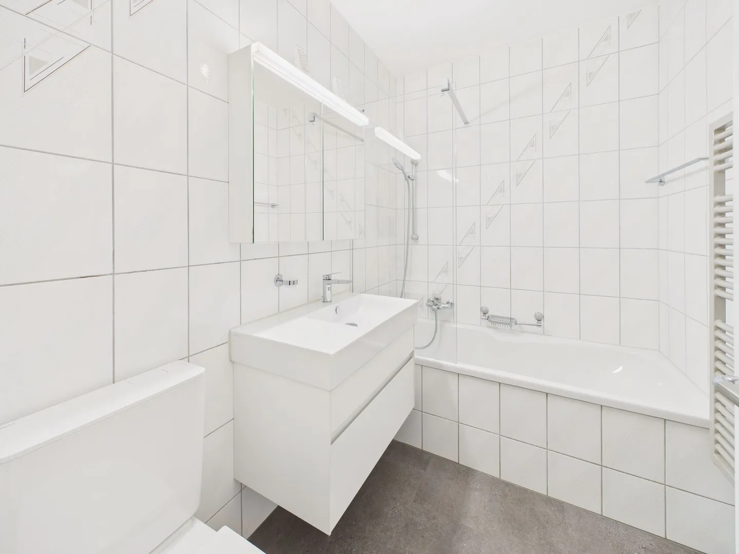 Bright 4-Room Apartment with Beautiful View in Bern - Photo 8 of 11