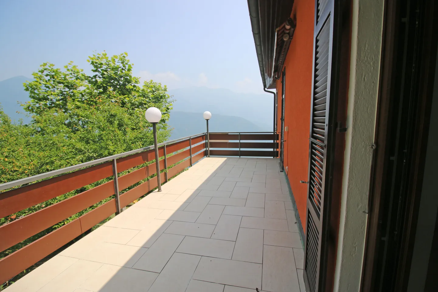 Prestigiosa proprietà con tre appartamenti indipendenti e grande giardino  Carona - Photo 10 sur 13