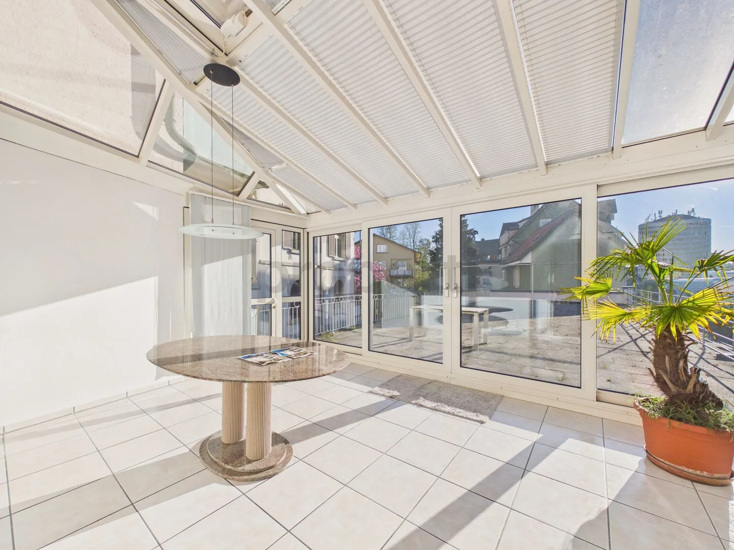 Centrally located 4.5-room apartment with 200 m2 large terrace + 18 m2 winter garden in St. Gallen - Photo 1 of 13