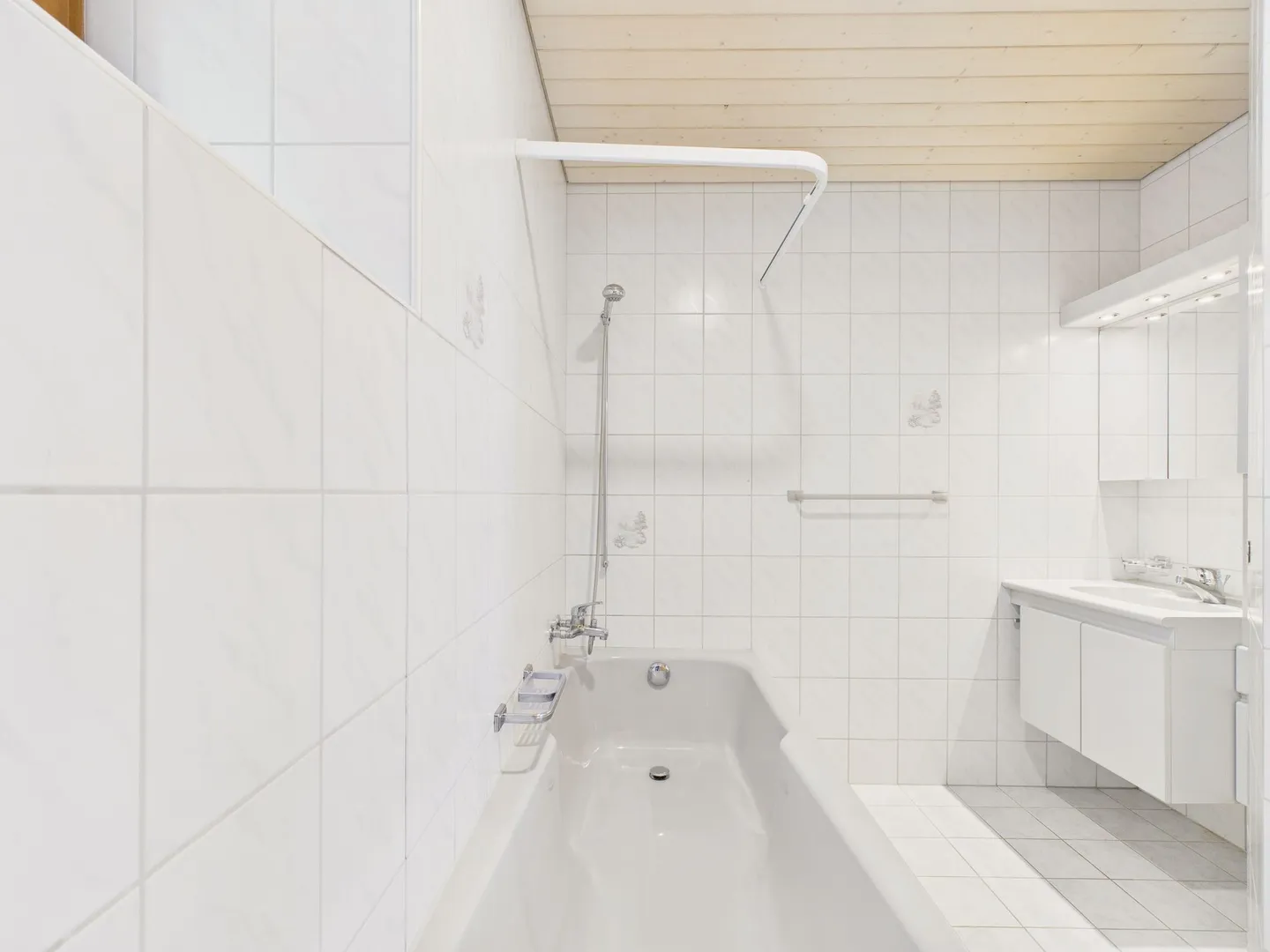 Appartement 4.5 pièces récemment rénové au centre de Gelterkinden - Photo 11 sur 12