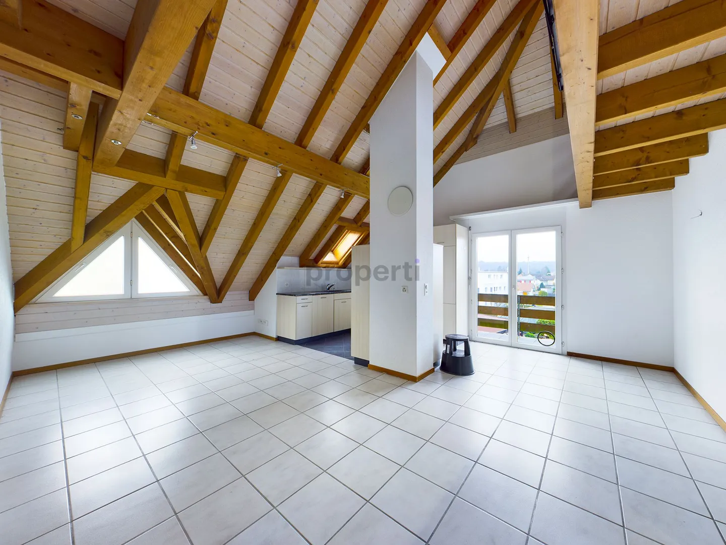 Gioiello residenziale in una posizione tranquilla - Ampio appartamento con galleria e due box auto nel garage - Foto 2 di 7