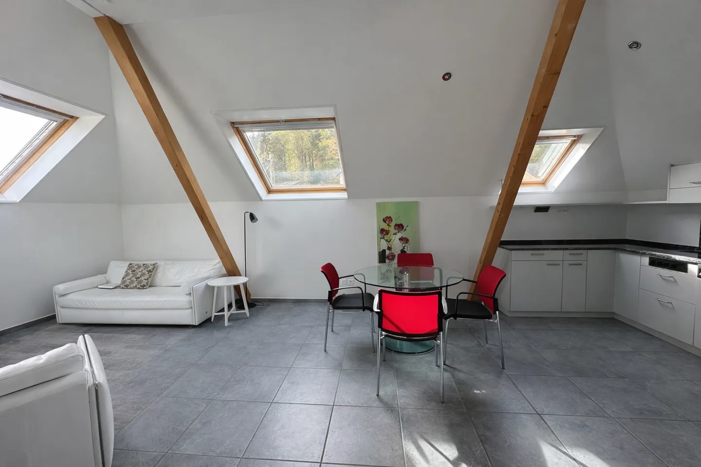 Vivre au-dessus des toits de Zurich - Appartement penthouse exclusif de 2,5 pièces avec terrasse ensoleillée - Photo 2 sur 10