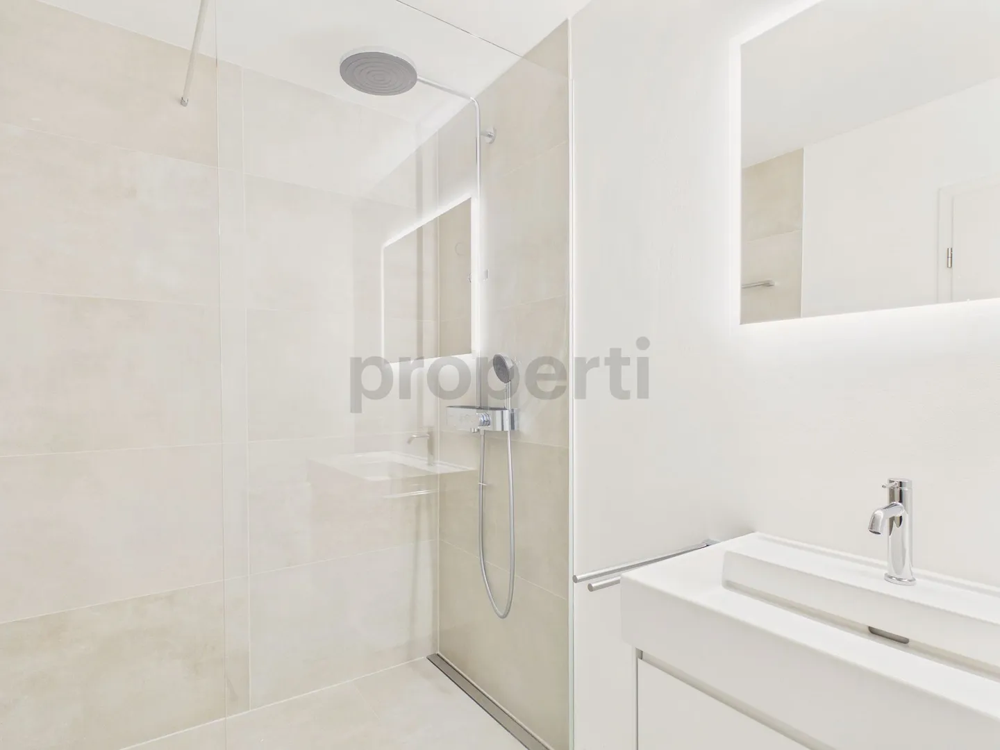 Appartamento attico di 4,5 stanze appena ristrutturato con terrazza da sogno e vista panoramica sul verde - Foto 7 di 9