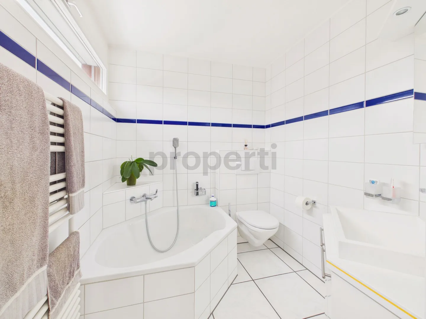 Bright 3.5-room attic apartment with lake view in Uster - Photo 12 of 13